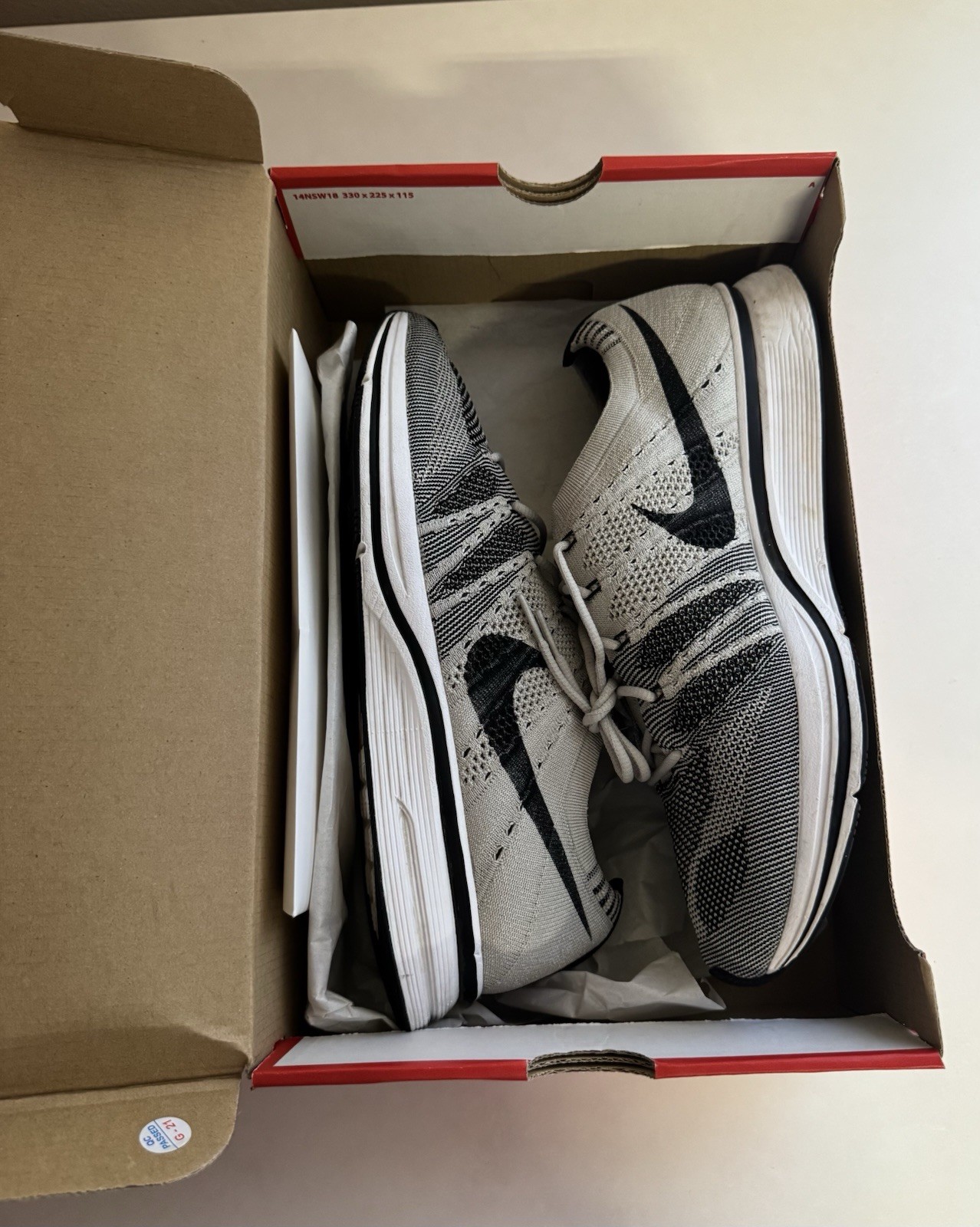 Nike Flyknit Trainer Mens Sz 11 Pale Grey Black White Running Shoes AH8396-001