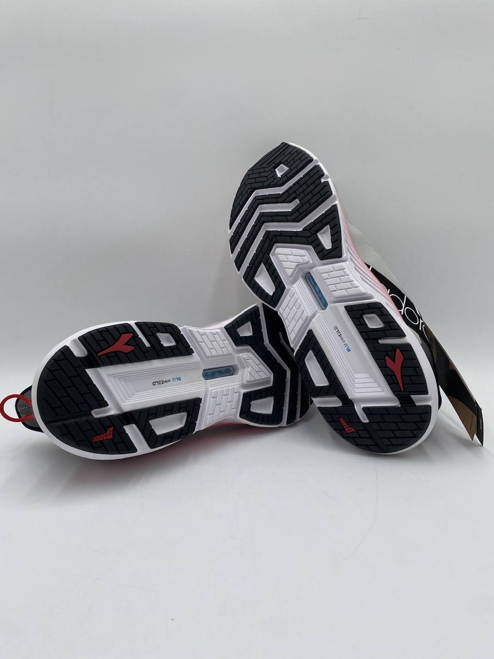 Diadora MYTHOS BLUSHIELD VOLO 4 Men’s NEW Running Shoes Silver/Steel Multi Sizes