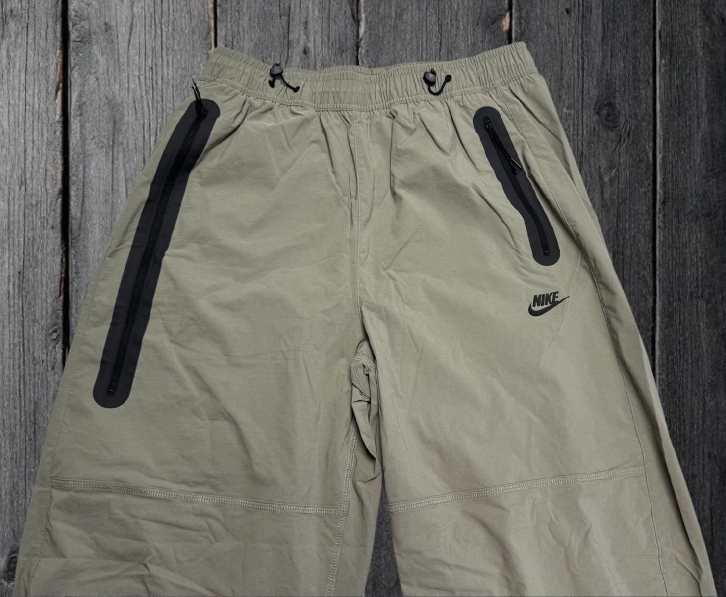 Nike Tech Men’s Medium Woven Olive Green Oversized Woven Pants HM7158-320 $120