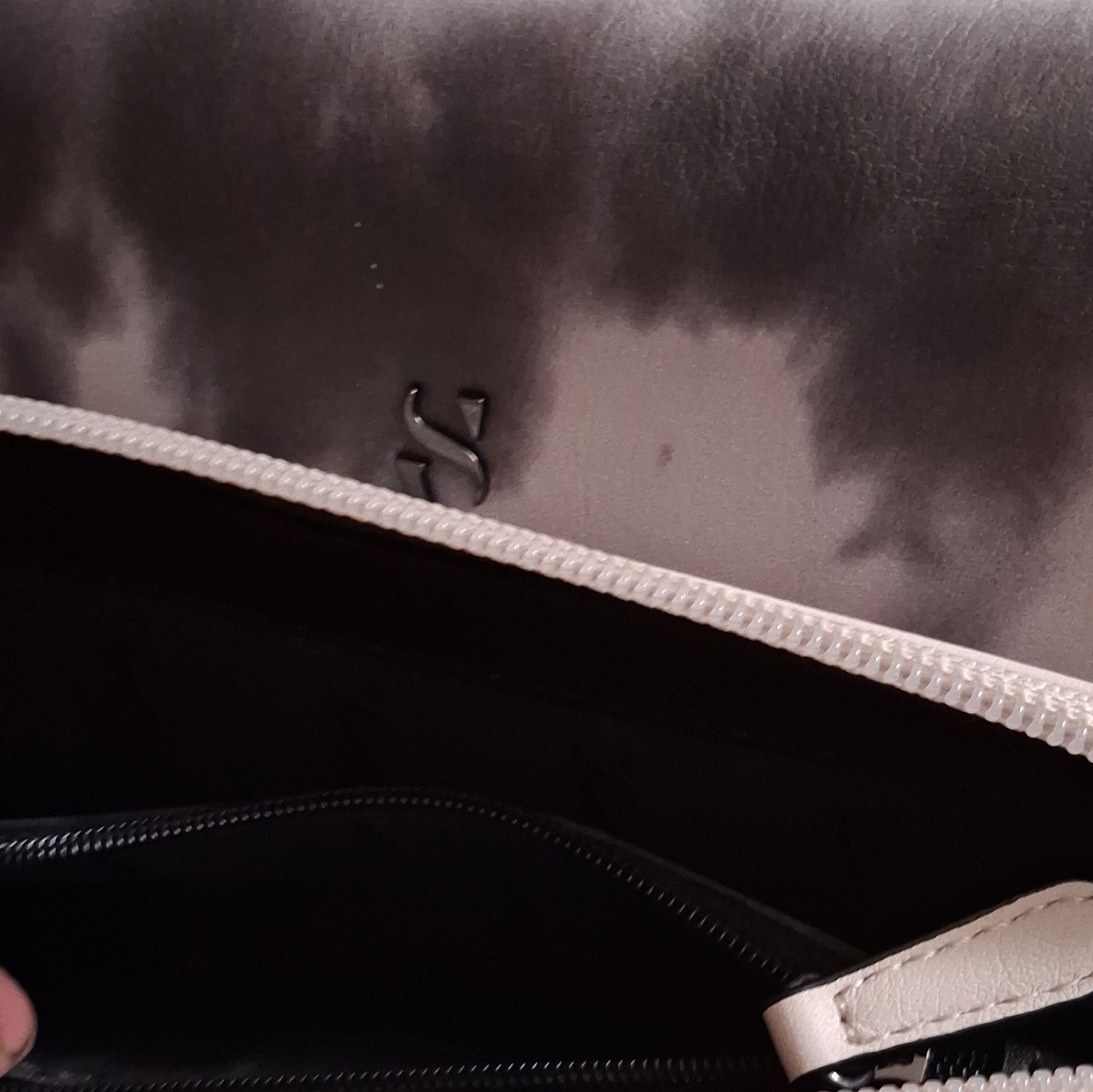 This Simply Vera Vera Wang crossbody bag features a distinctive gray tie-dye.