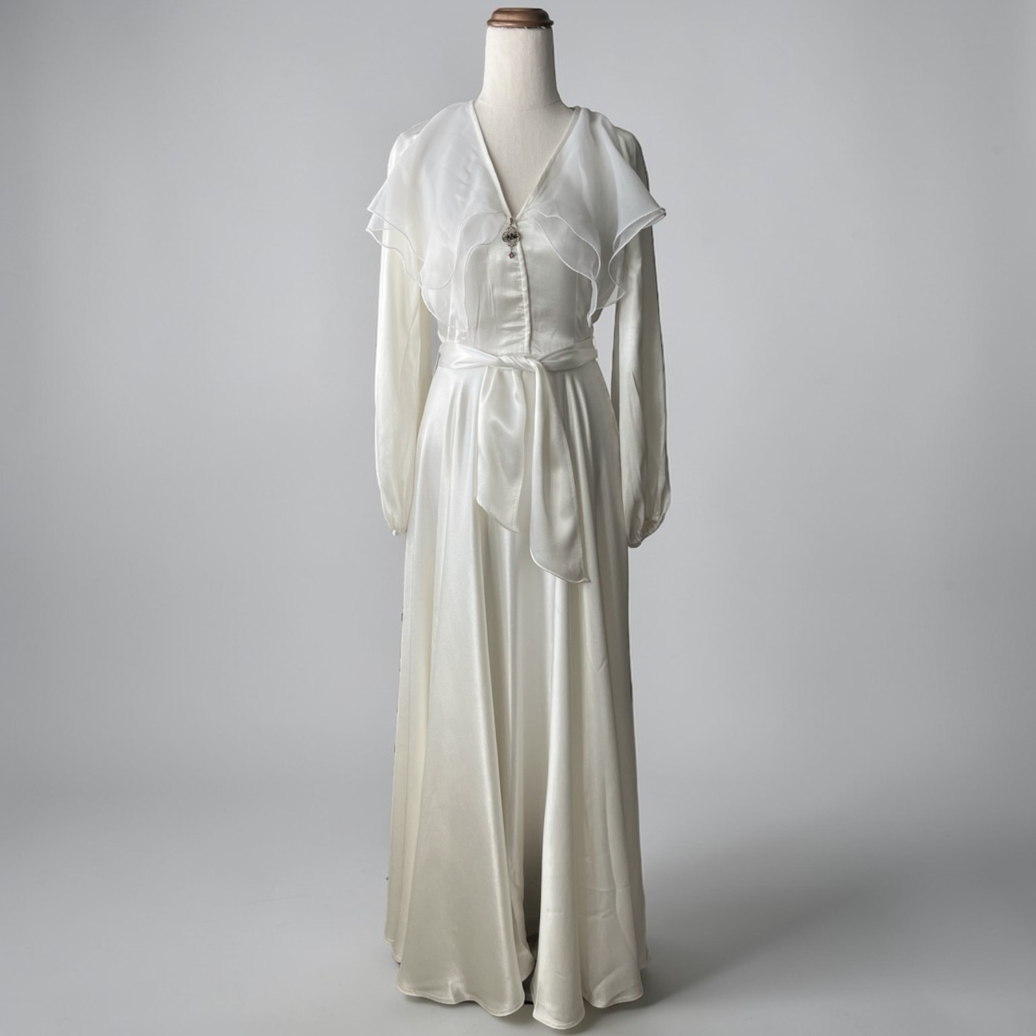 Vintage HOUSE OF MERIVALE HEMMES ivory satin wedding dress – gilt pendant