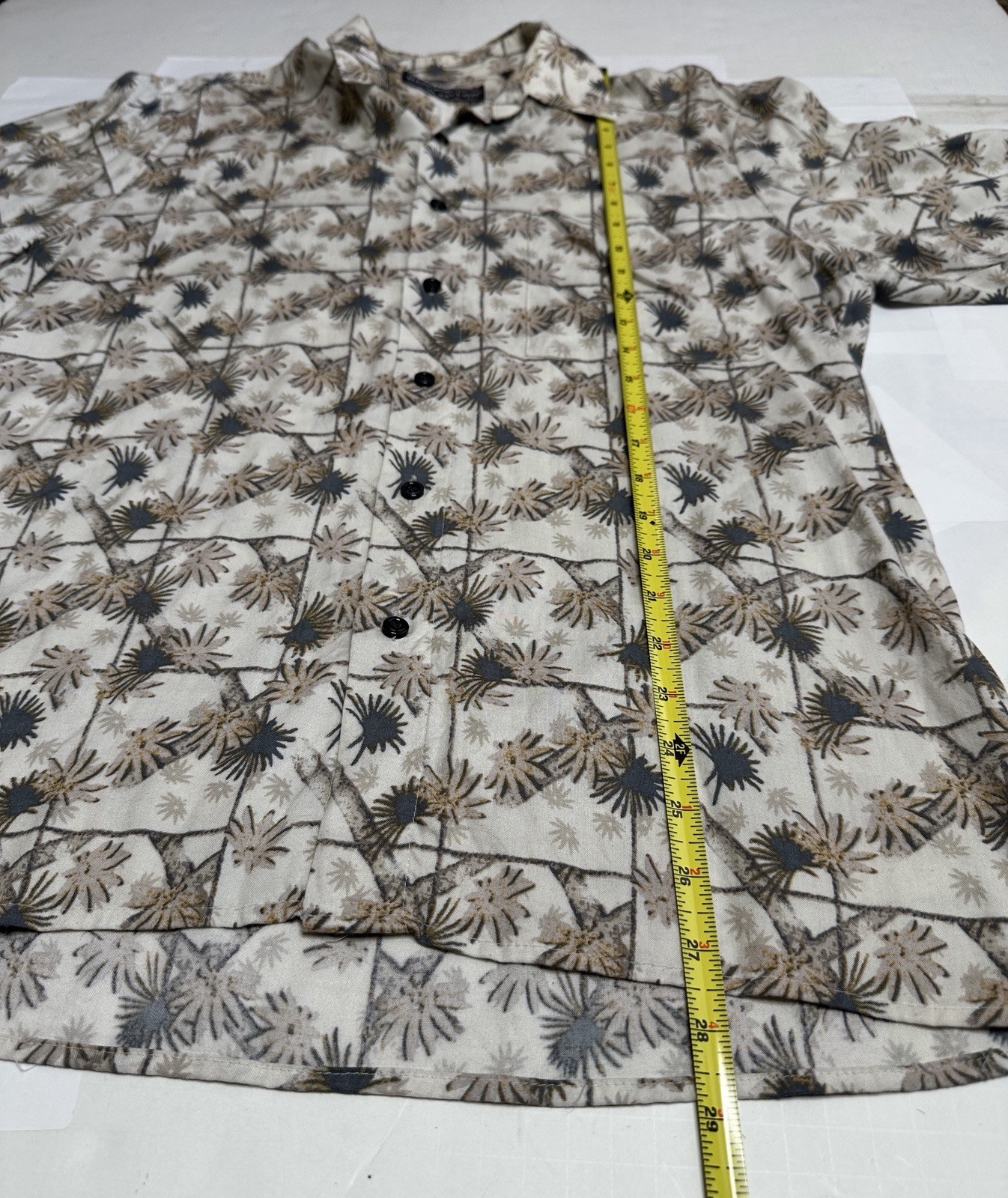 David Taylor Collection Hawaiian Shirt Men’s Short Sleeve Size Medium Cream Gray