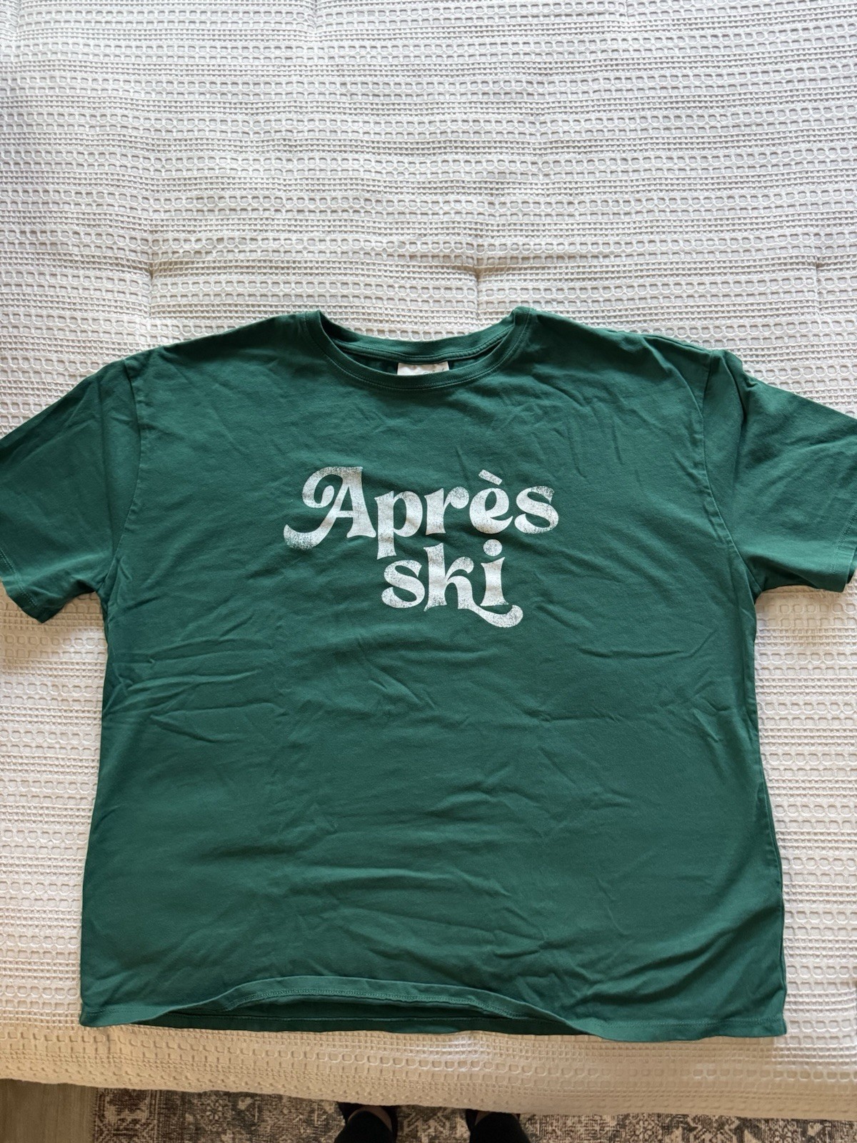 Universal Thread Women’s Green Après Ski Graphic Tee Crew Neck L