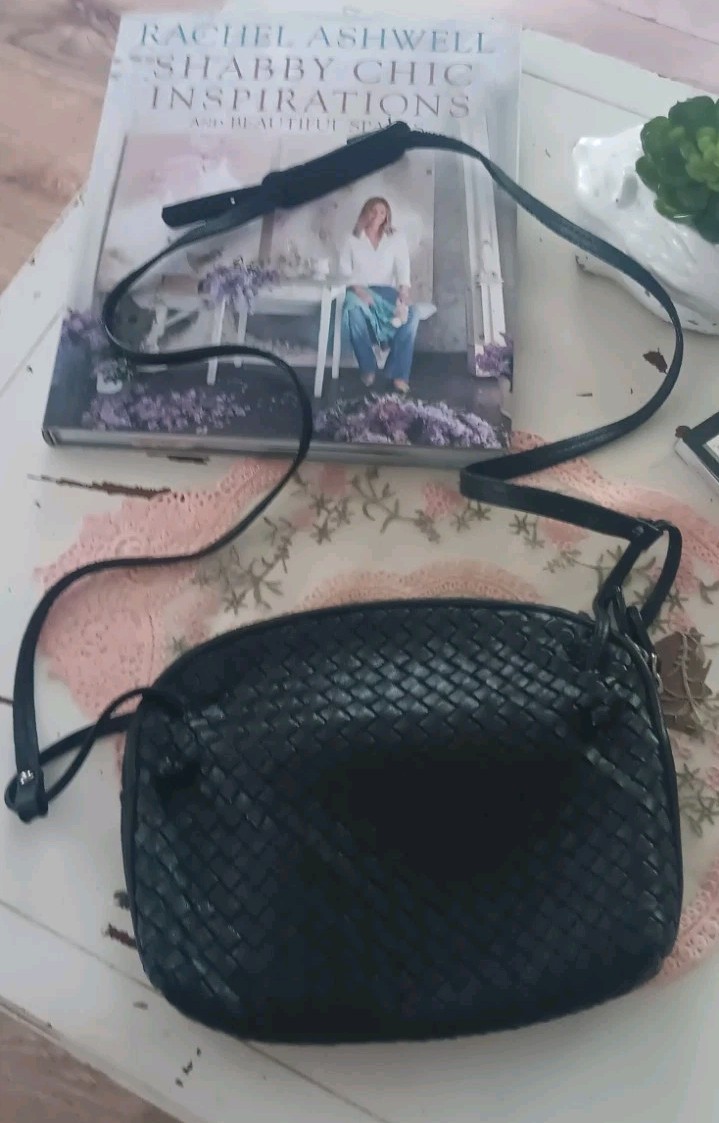Beautiful 80s Vintage Bottega Veneta Intrecciato Woven Leather Crossbody Bag⚘️