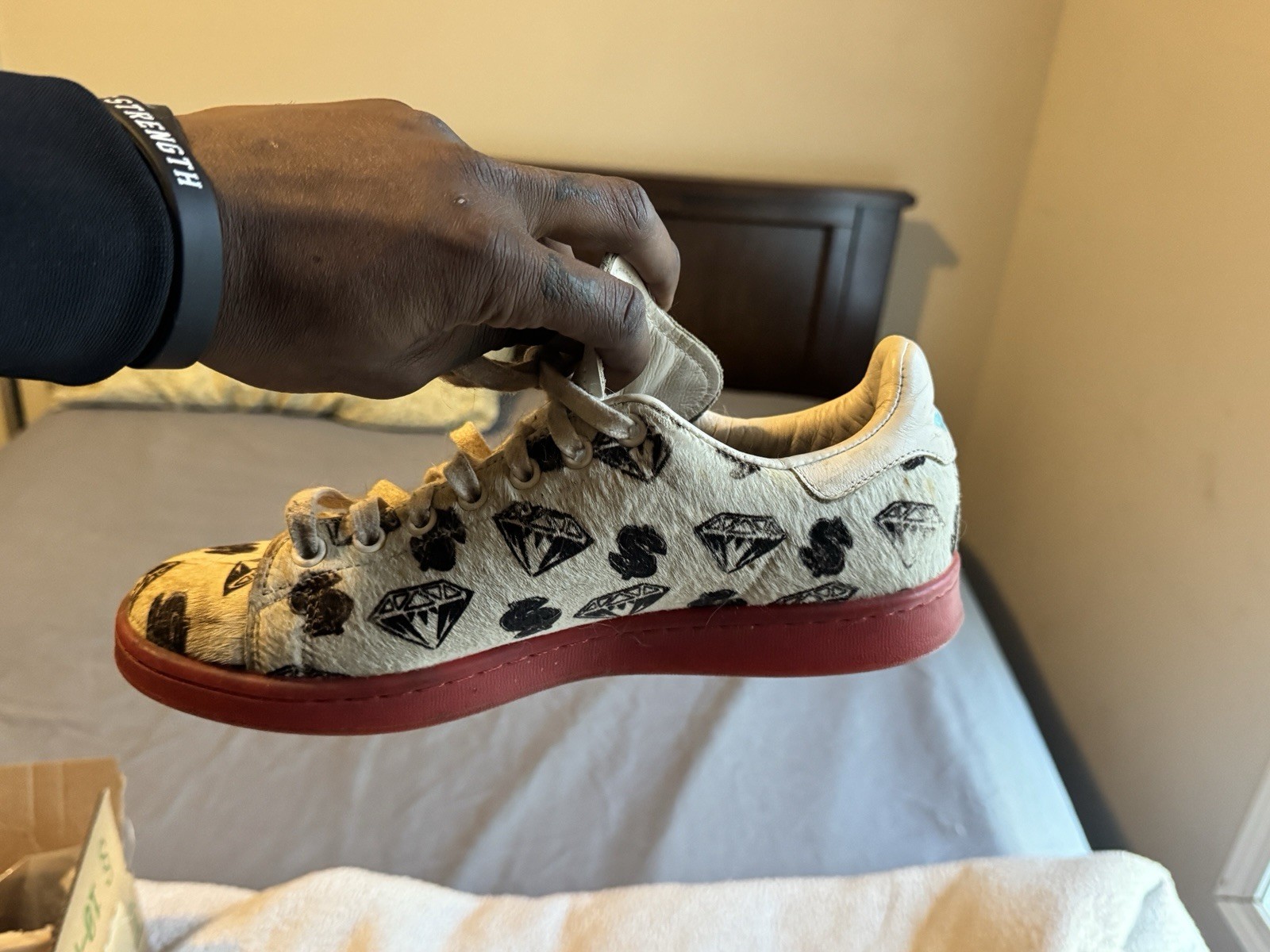adidas Stan Smith Men’s Low Top Lace-Up Sneakers White/Black/Red Graphic Print