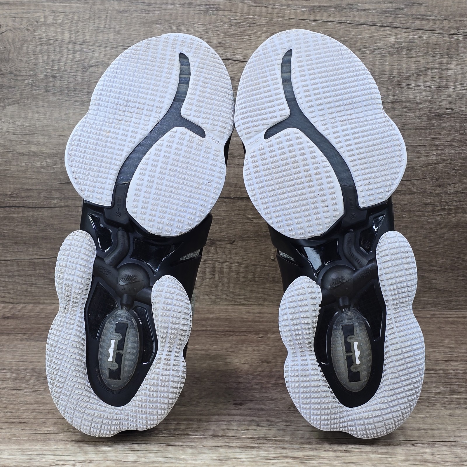 Nike Lebron 19 Royalty Men’s Size 10 White Metallic Gold Black Shoes (CZ0203-100