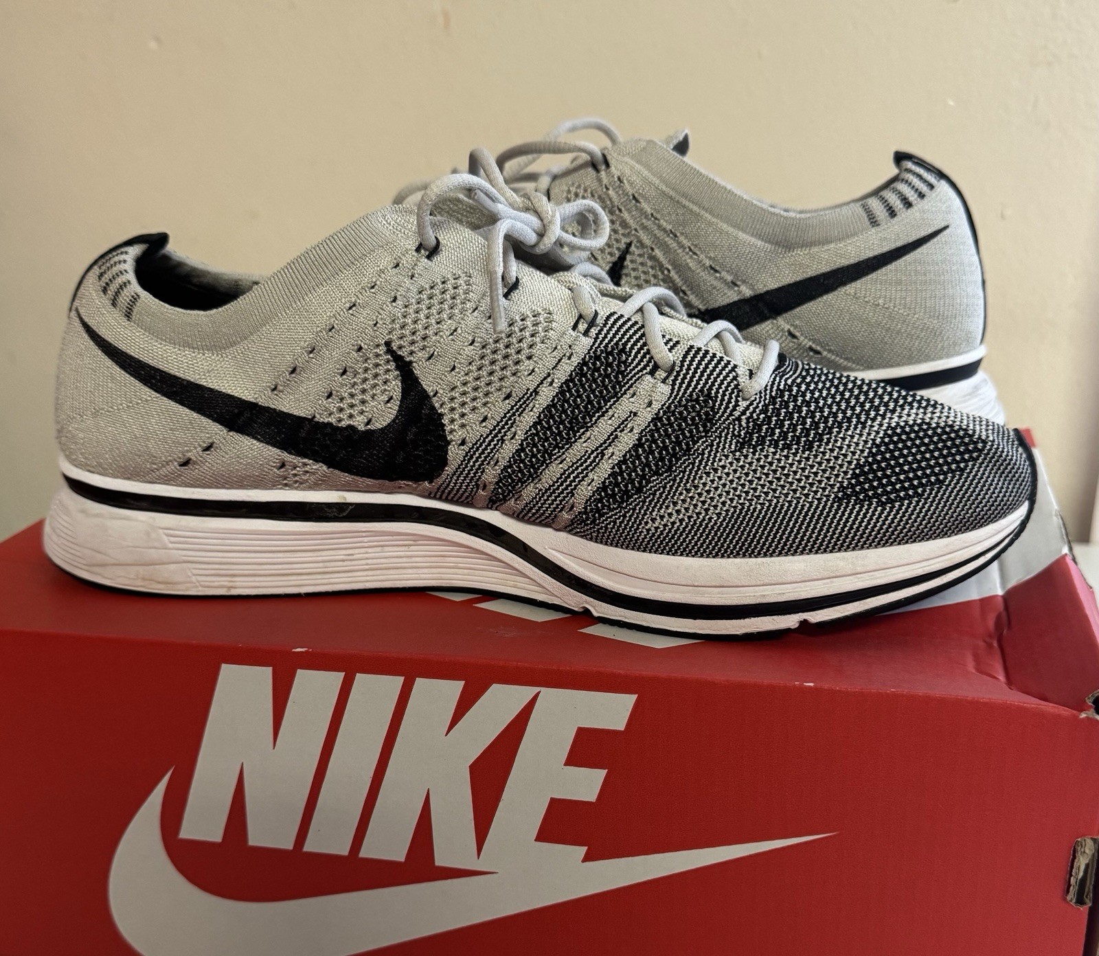 Nike Flyknit Trainer Mens Sz 11 Pale Grey Black White Running Shoes AH8396-001