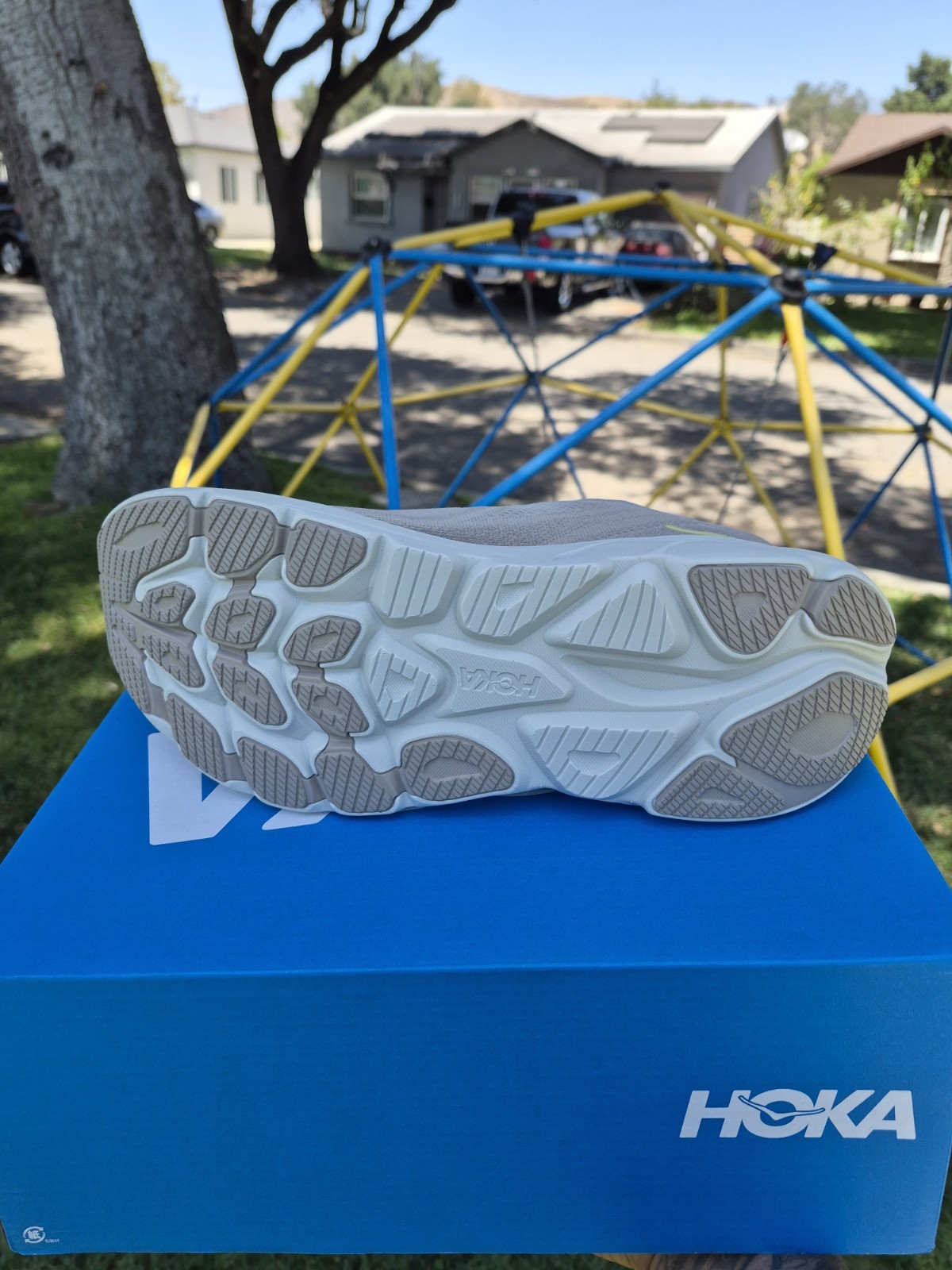 Hoka Mens Clifton 10 (D) Yellow/Beige