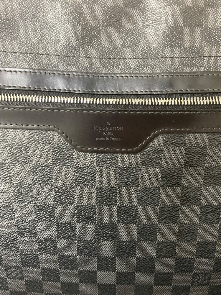 Louis Vuitton District Messenger Gm Please Read* Signs Of Heavy Wear 5.5/10