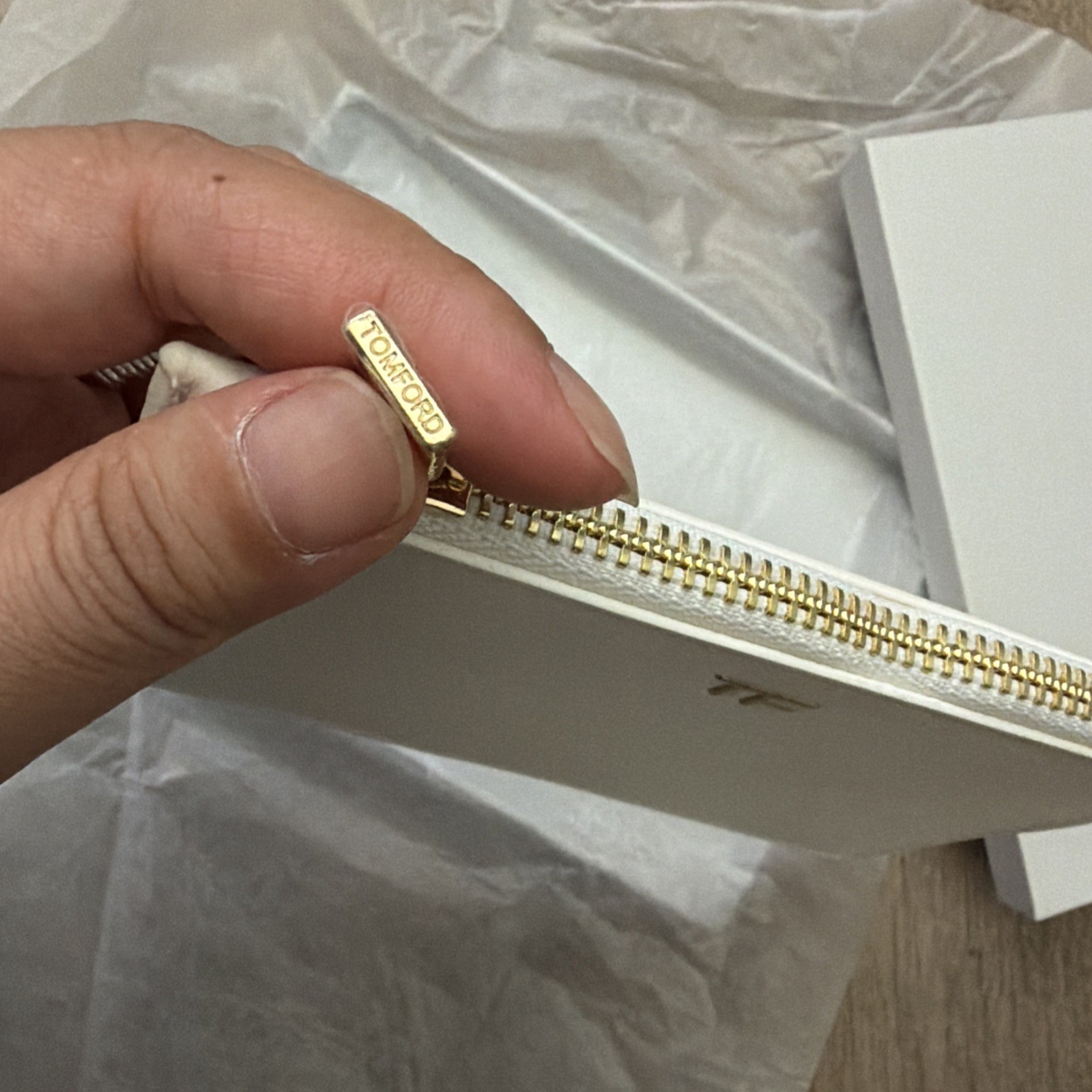 New in Box Tom Ford White Vegan Leather Zipper Wallet Pouch Clutch Authentic GWP