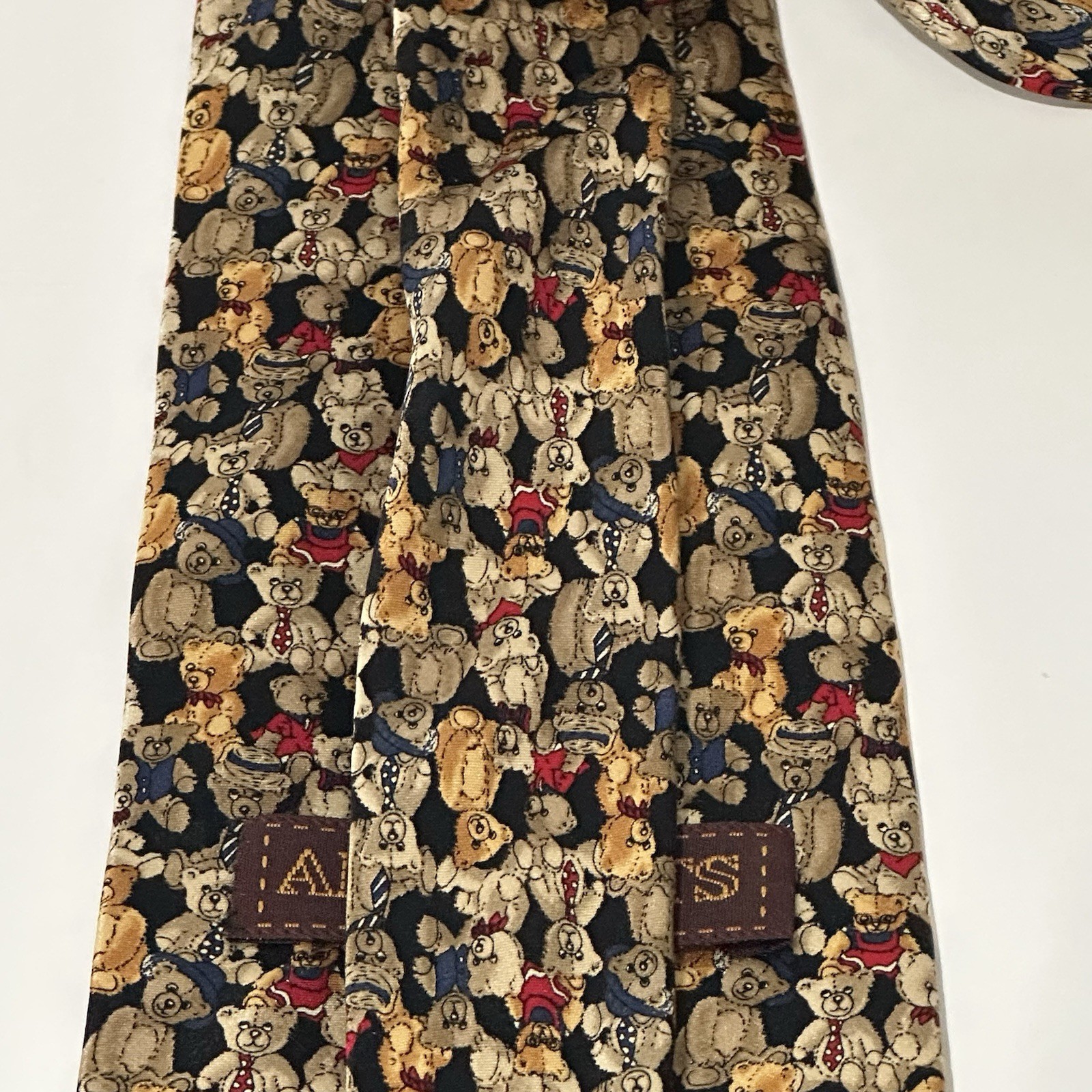 Museum Artifacts Tie Necktie Teddy Bear 100 Year Anniv. 2002 Approx. 59″ x 3.75″