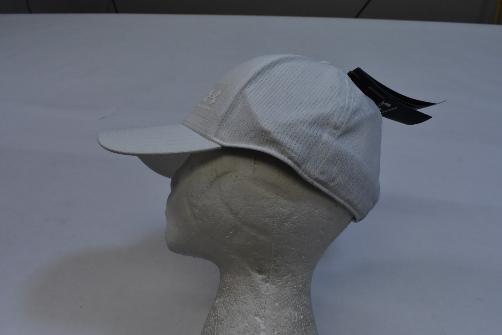 Under Armour UA Iso-Chill ArmourVent Stretch Fitted Baseball Cap White Adult M/L