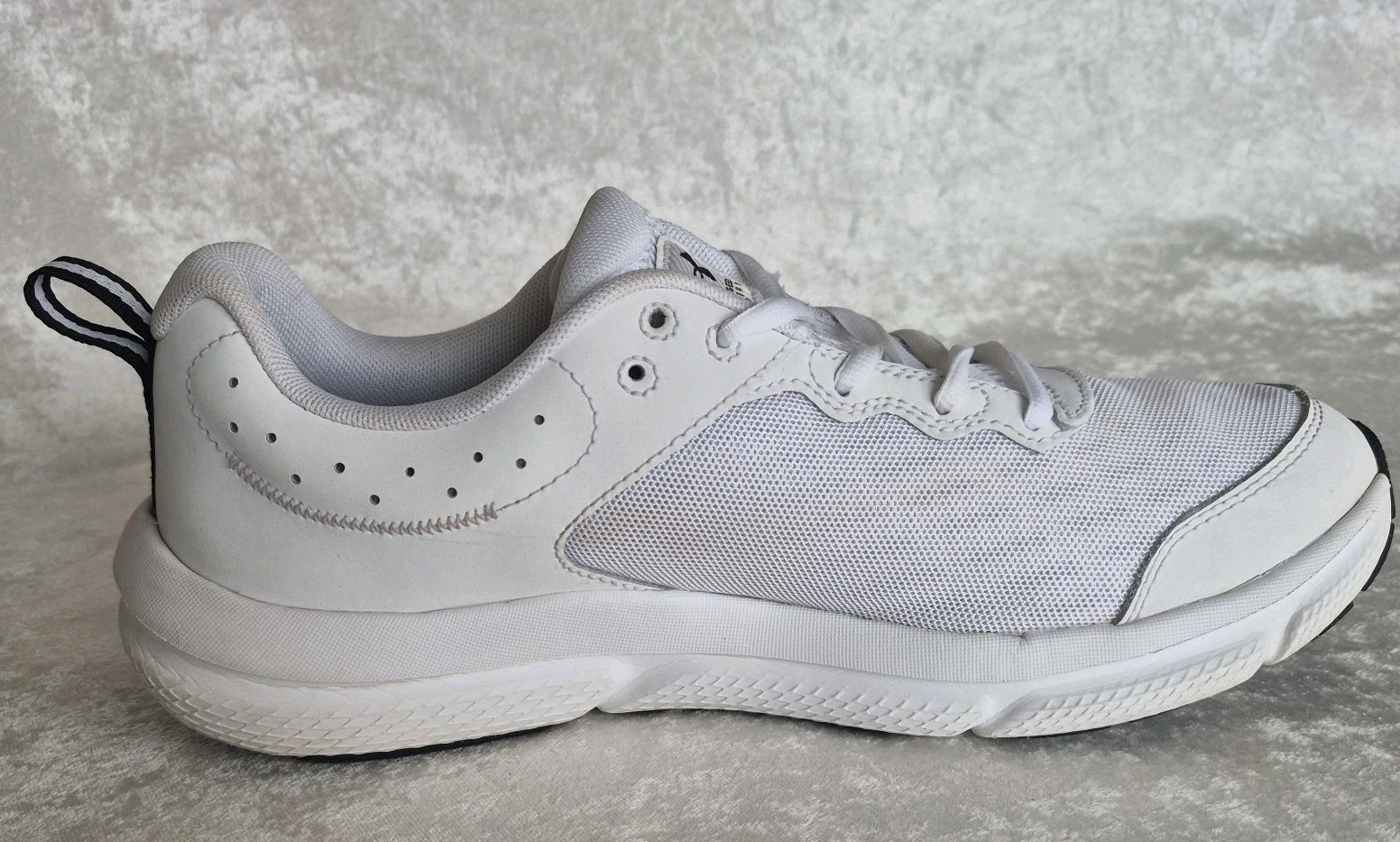 Under Armour Charged Assert Men White Black Mesh Sneakers Size 10.5 3026175-104