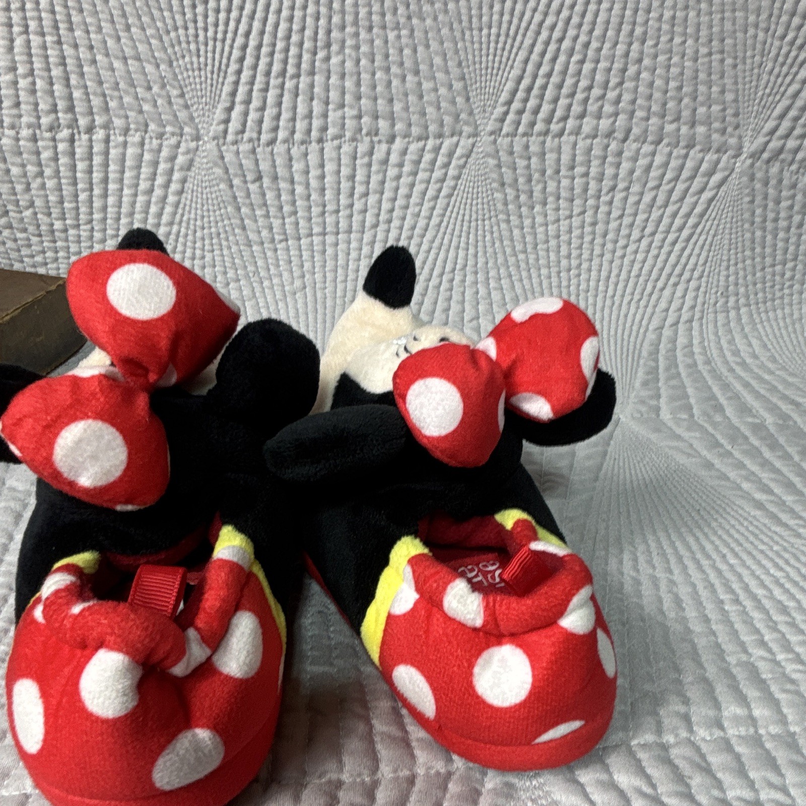 Disney Minnie Mouse Polka Dot Bow Slip-On Novelty Slippers Women’s 7/8