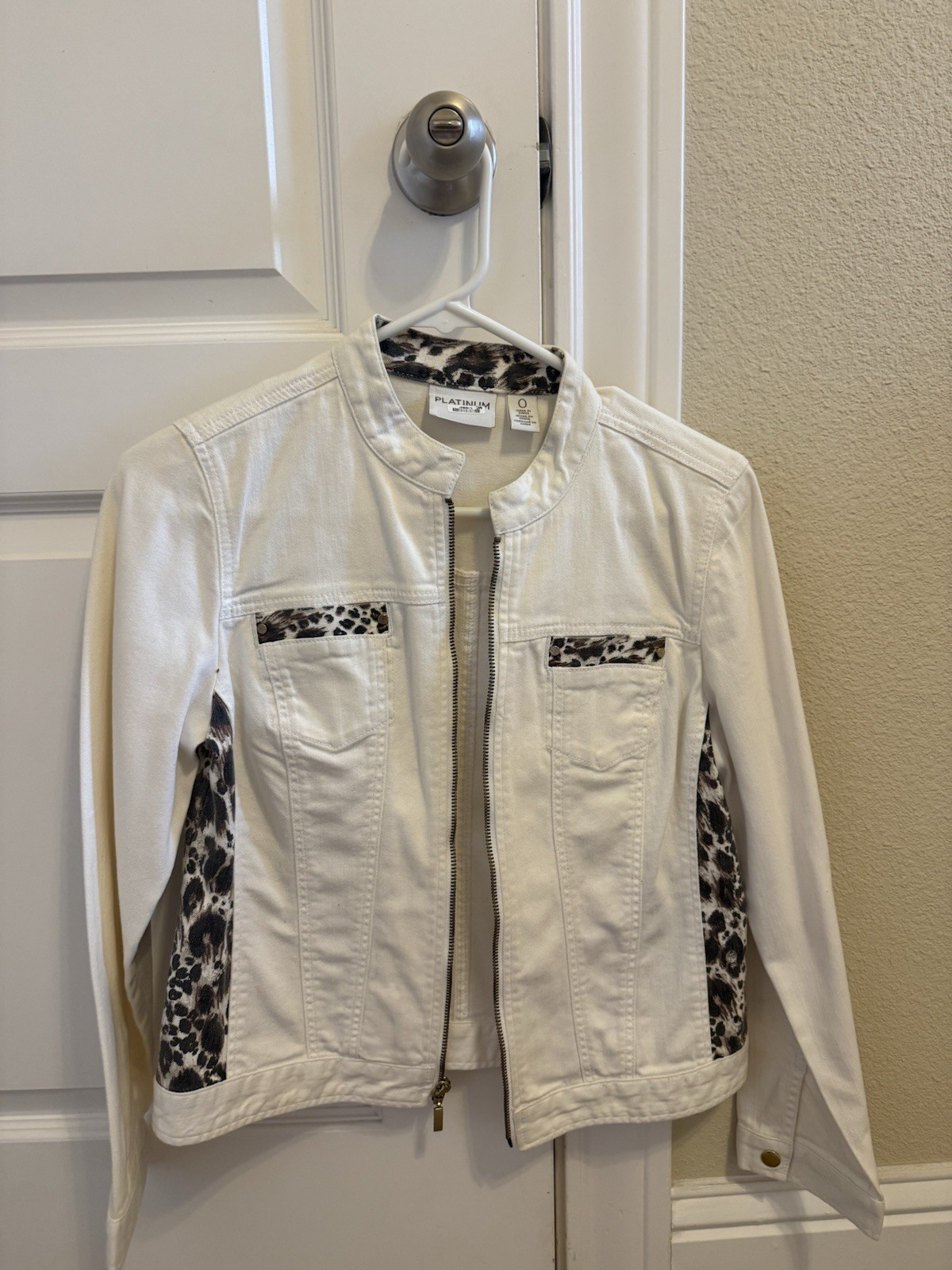 Chico’s Platinum White Leopard Print Collared Zip Jacket Women’s Size 0