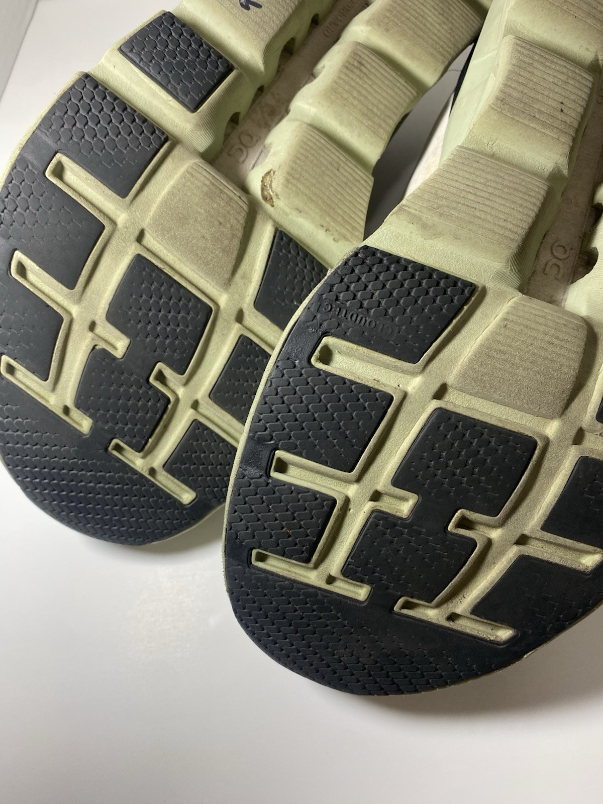 Size 12 – On Cloudstratus White Moss