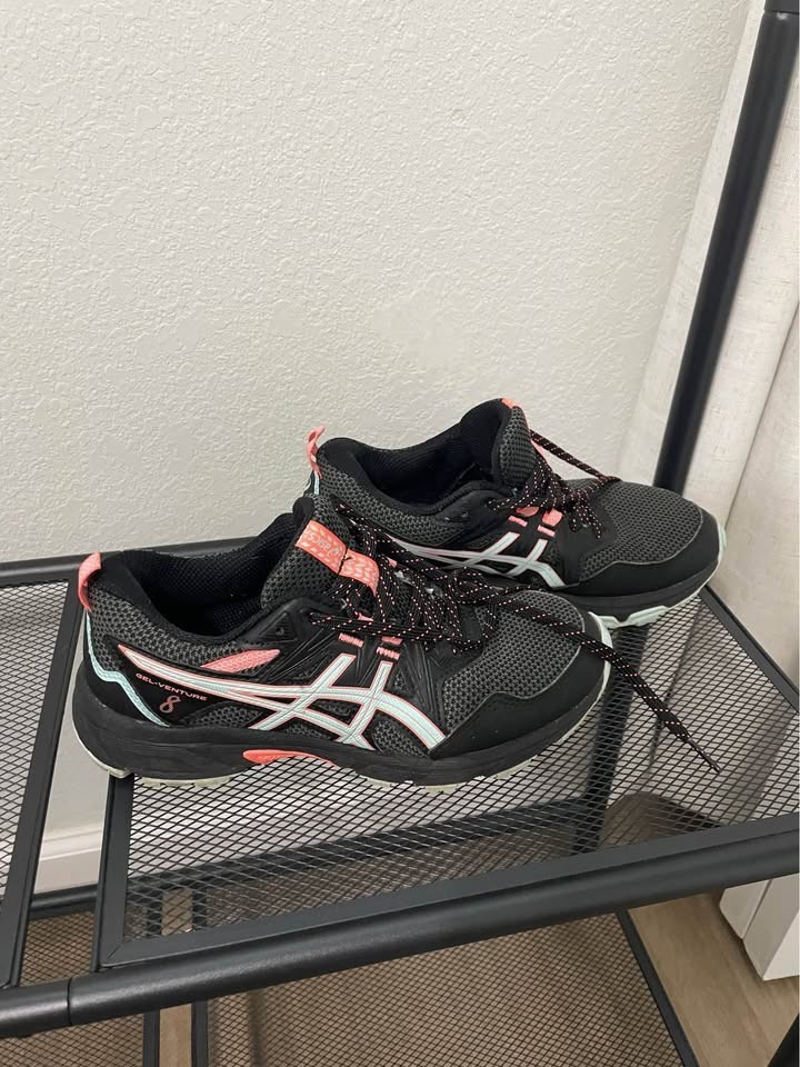 Asics Venture8 size 6. Black great condition asics shoes.