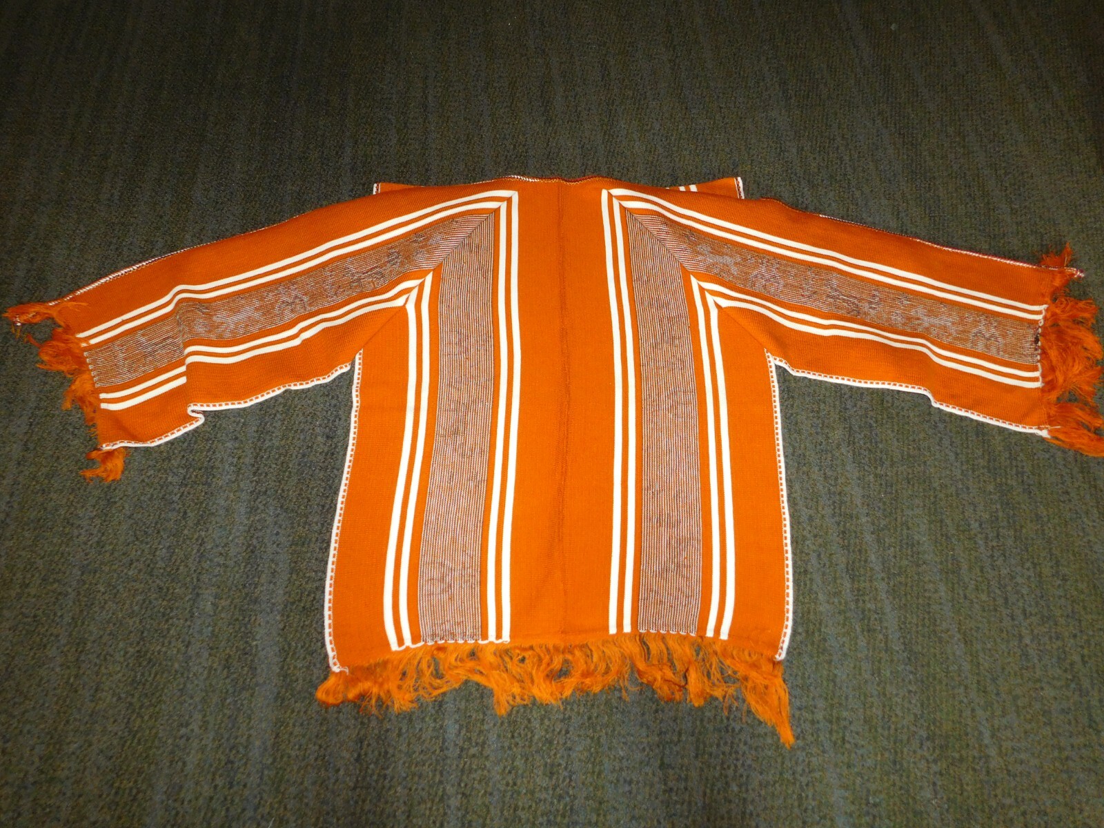 VINTAGE HORSE & BUGGY MID THIGH LENGTH OPEN FRONT PONCHO W/FRONT TIE