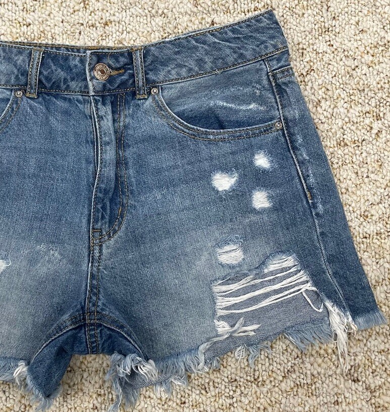 Forever 21 Jean Shorts Women’s Tag Size 28 Distressed Denim Cut Off (Waist 30″)