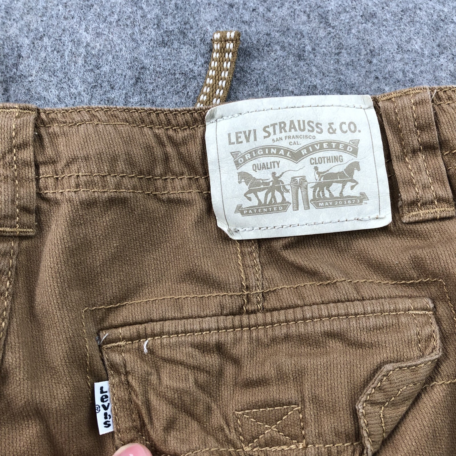 Levis Shorts Boys 18 Reg Beige Cargo Surplus Flat Front 13″ Inseam