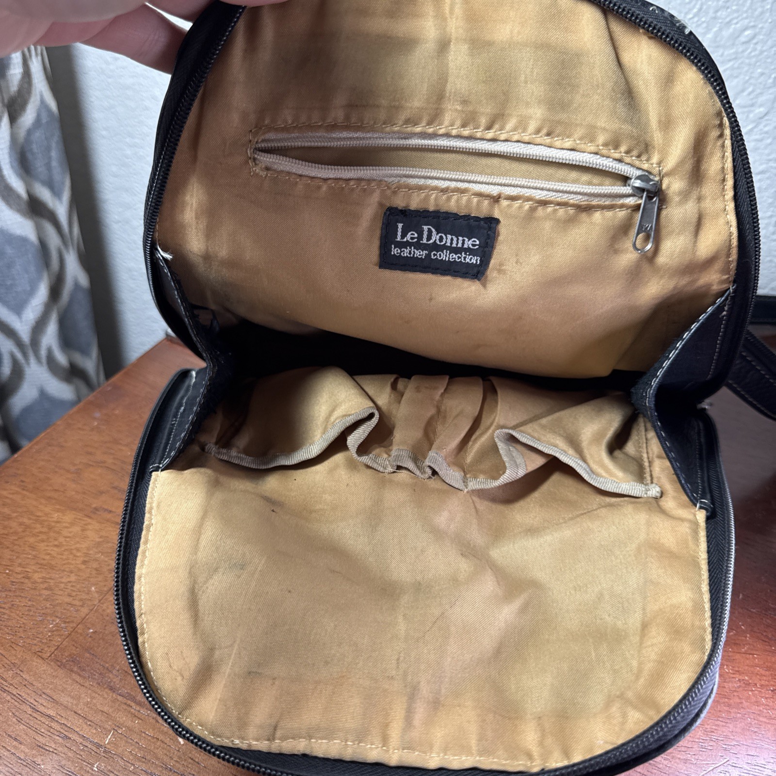 Le Donne Genuine Leather Zip Sling Or Backpack Black