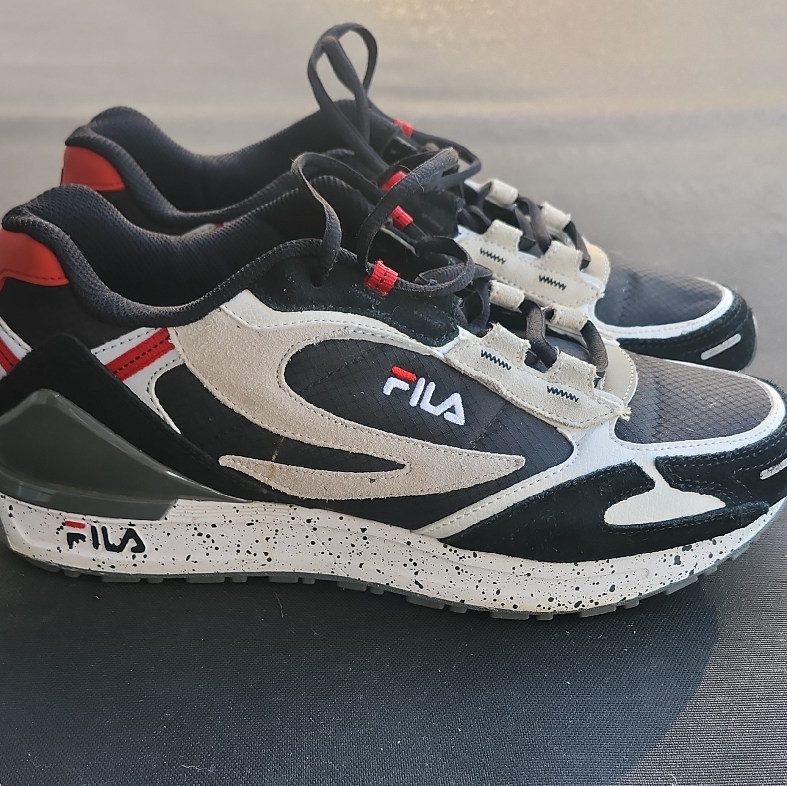 FILA Men’s Low Top Lace Up Athletic Sneakers Black/Gray/White/Red 1CM01227-006
