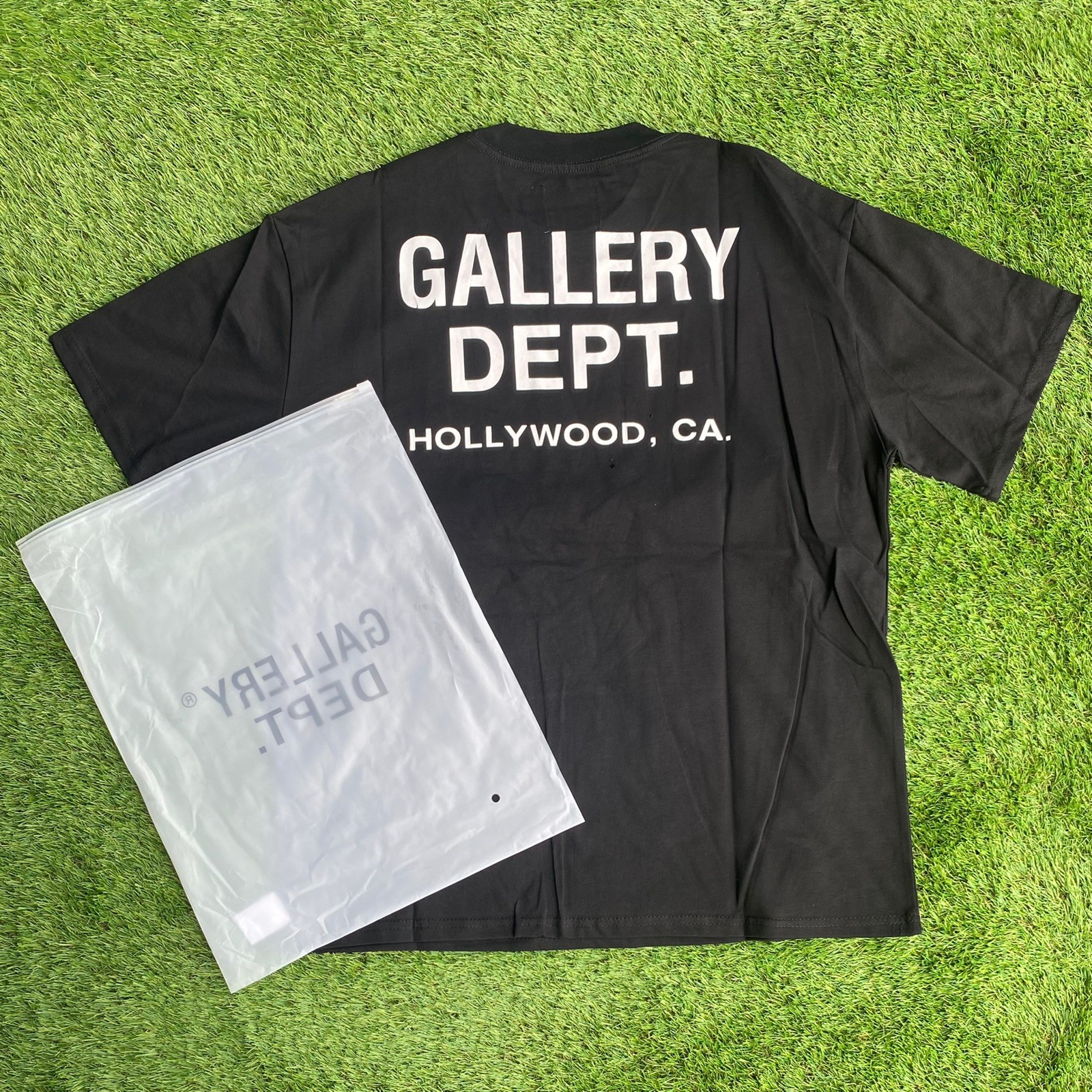 *BRAND NEW* Gallery “Black” T-shirt- Ready To Ship🚚💨 (Size Smalll)