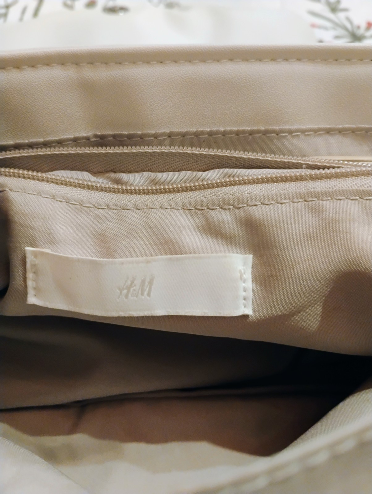 H&M QUILTED SHOULDER BAG! IN GREAT CONDITION! 😁