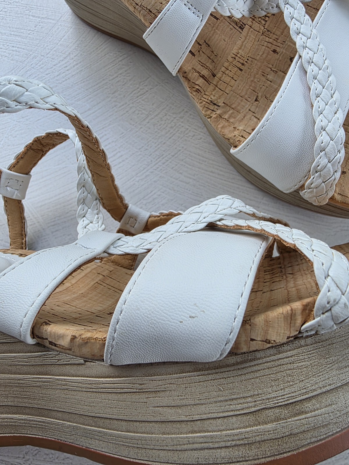BareTraps White Mairi Wedge Sandals with Multi-Strap Size 9.5M Summer Boho