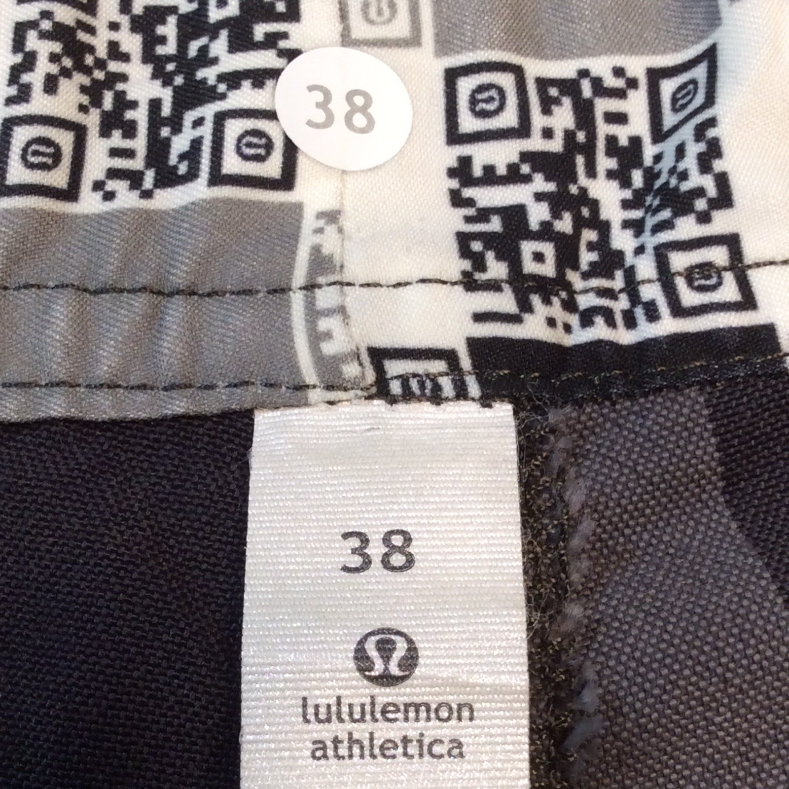 Lululemon Gray Black Plaid Flat Front Nylon/Span Kahuna? Casual Shorts Men’s 38