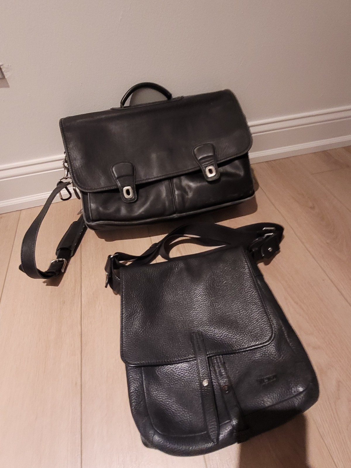 TUMI Black Crossbody Messenger Bag Medium Snap, Adjustable Strap, Pockets