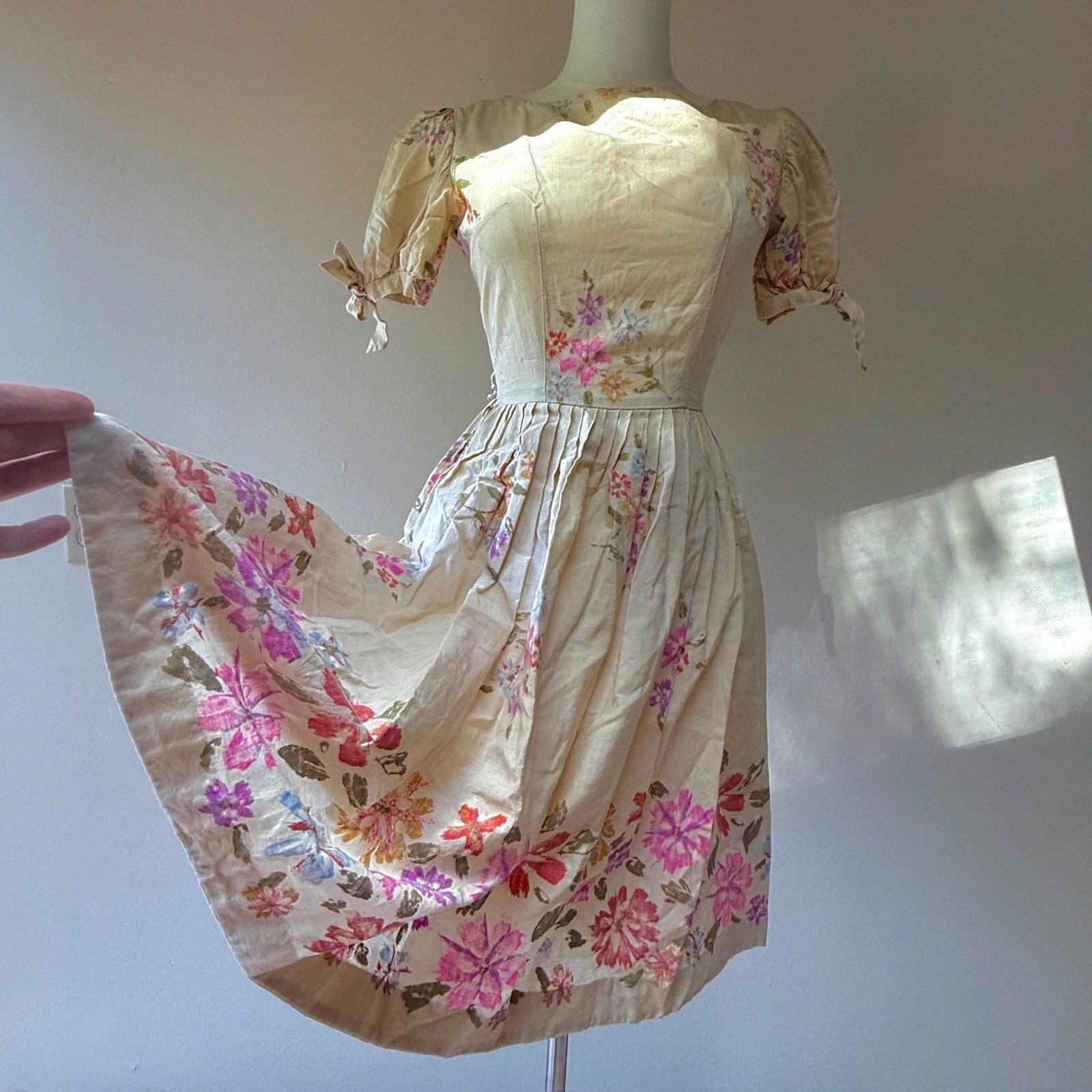 Vintage 1950s Puff Sleeve Floral Print Cotton Midi Day Dress