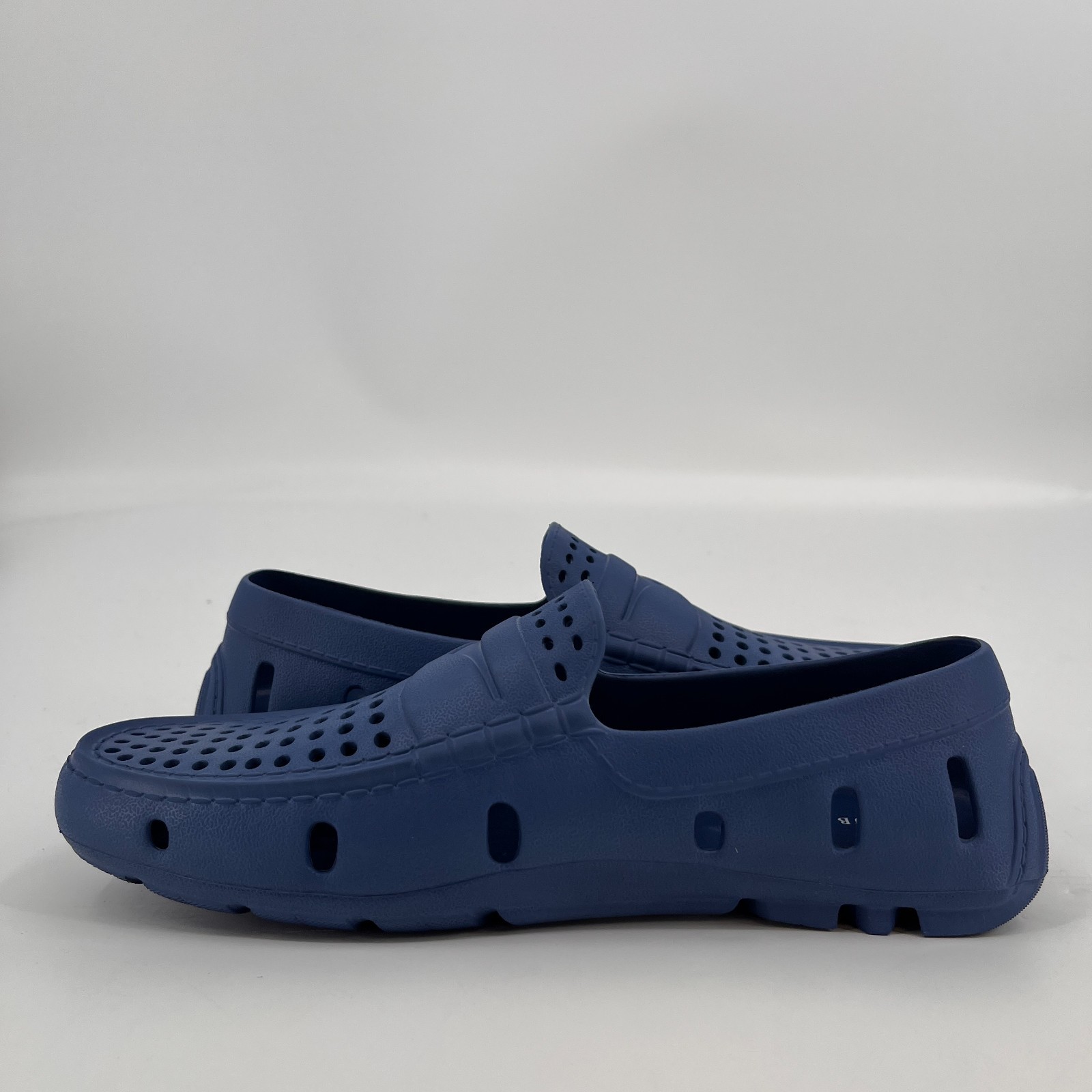 Club Room Men’s Atlas Perforated Driver Size 10 in Navy Summer Vacation Travel