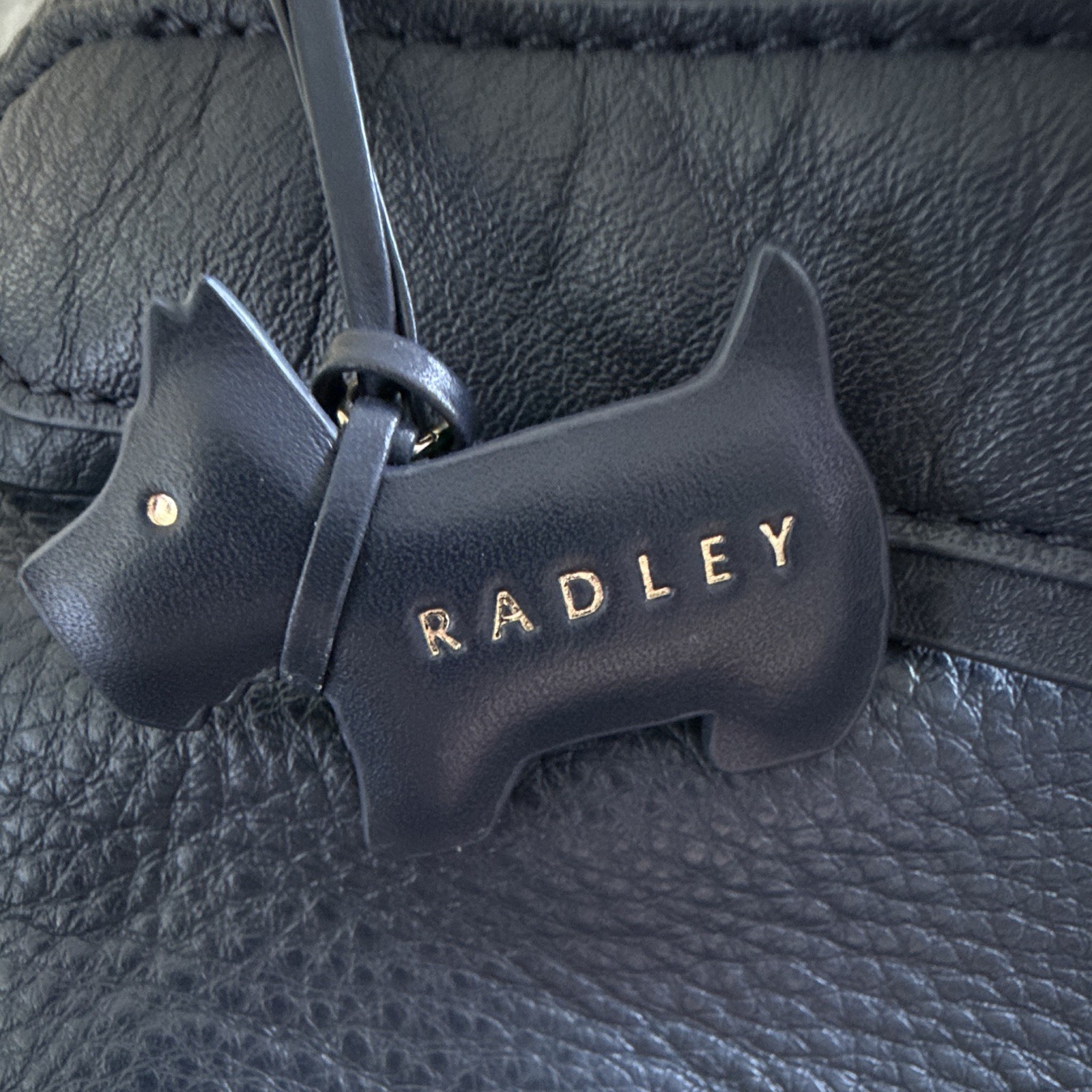 Radley Black Pebbled Shoulder Bag Zip Gold Hardware Inner Pockets Dog Charm