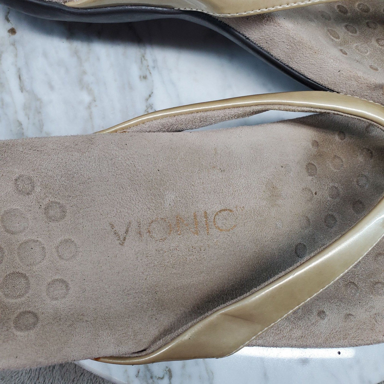 Vionic Shoes Womens Size 8 Gold Faux Leather Bella II Thong Sandals *Read*