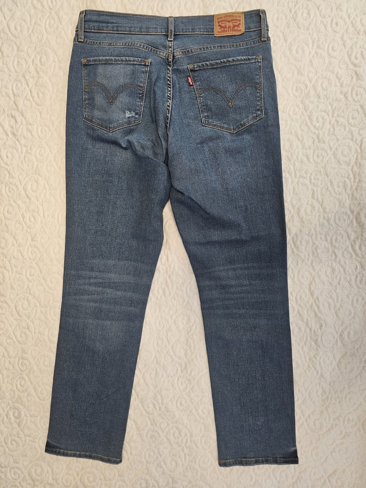 WOMEN’S LEVI CLASSIC STRAIGHT LEG WITH WORN EMBELLIISHMENTS SIZE 10