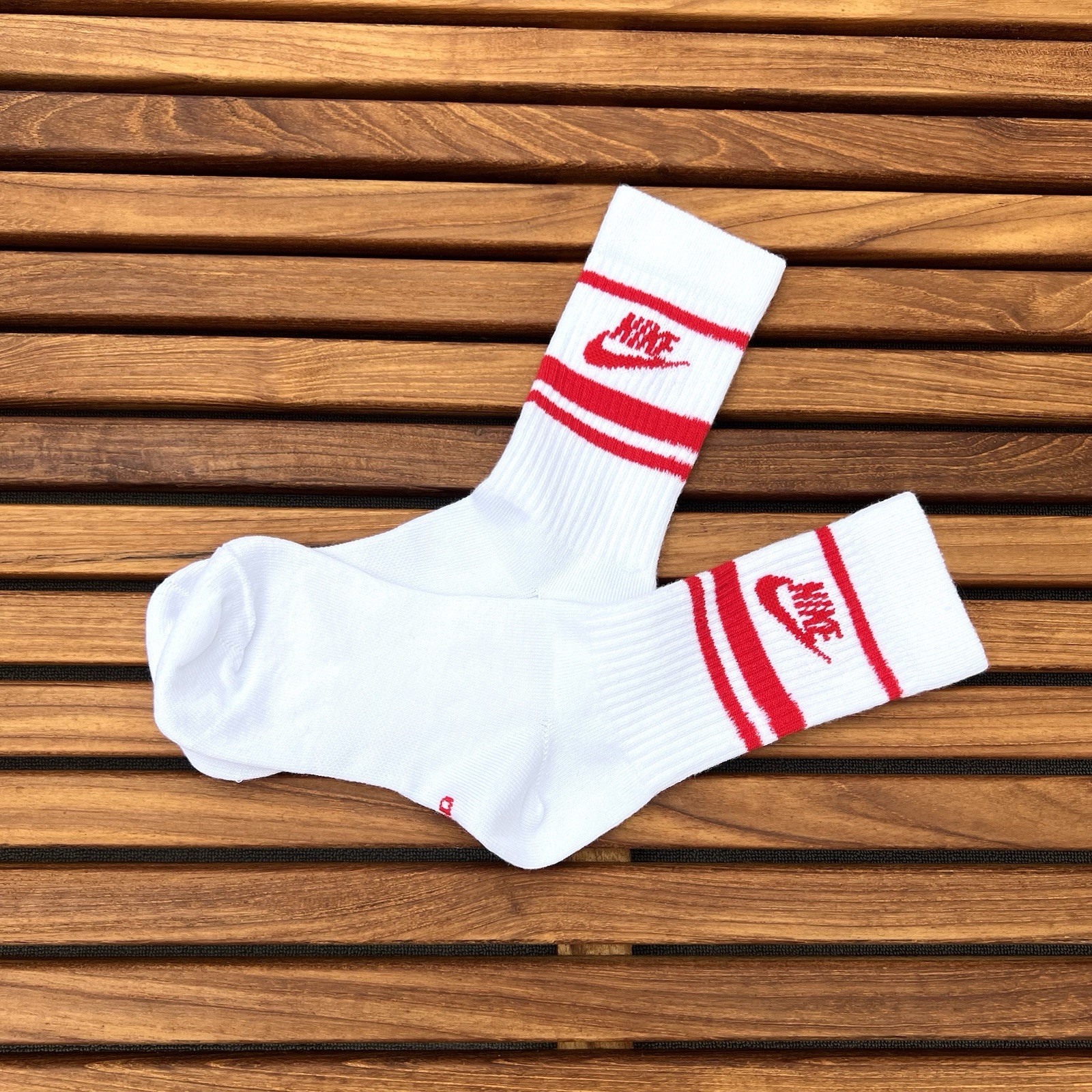 Nike Men white with red stripe logo crew socks size M or L