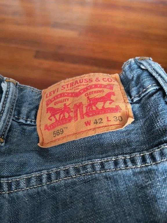 Levi’s 569 Mens Loose Fit Jeans 100% Cotton Zipper 5 Pocket Great Condition