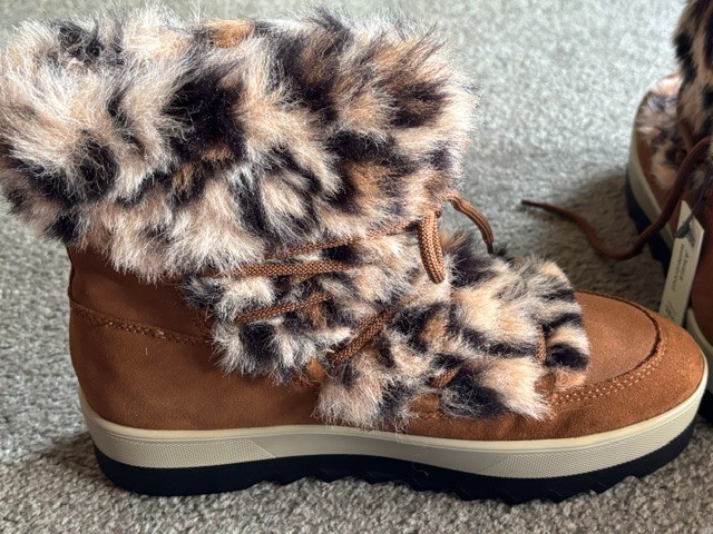 NWT WOMENS COUGAR VANITY WATERPROOF SUEDE WINTER BOOTS TAN/LEOPARD FAUX FUR 10M