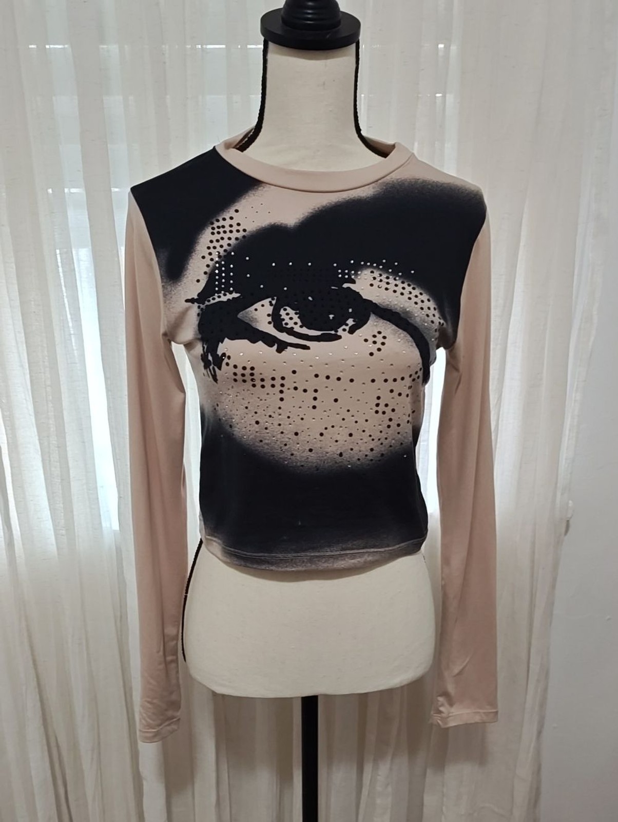 Fashion Nova Beige and Black Long-Sleeve Graphic Crop Top