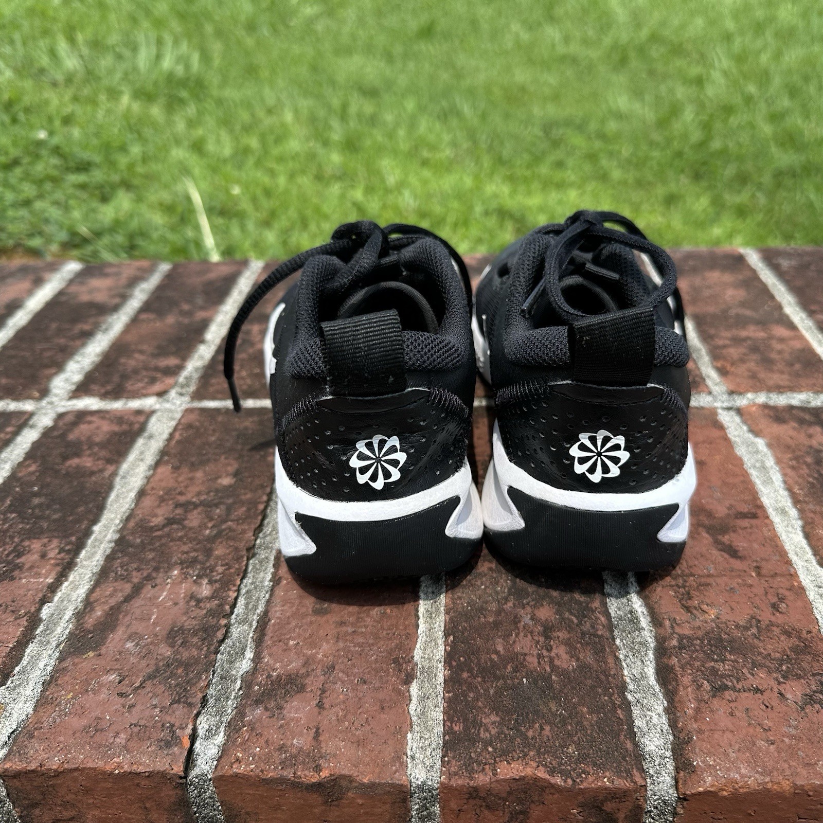 Nike DM9027-002 Unisex Kids Athletic Sneaker Black/White Lace Up Sz 4Y