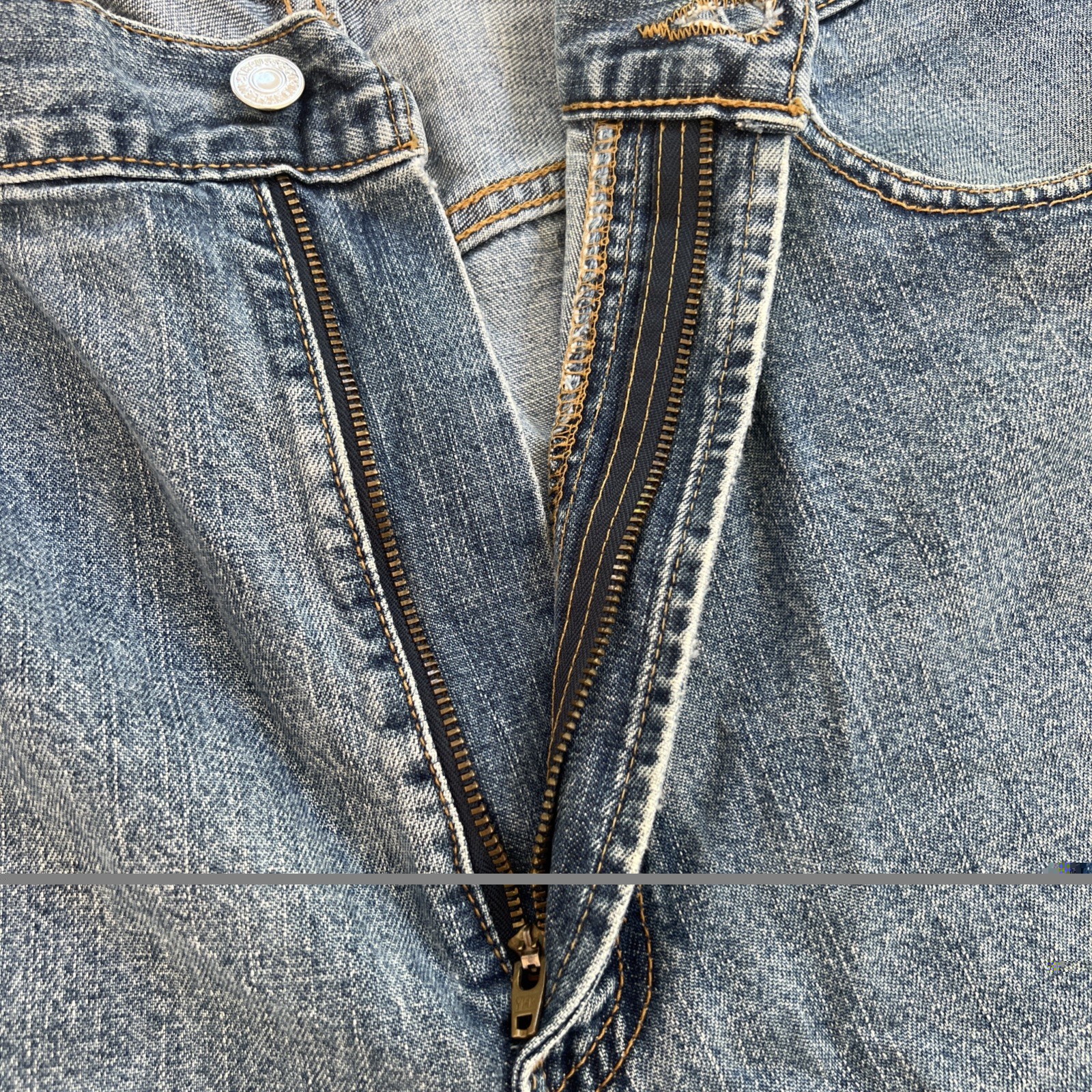 Levis 569 Loose Straight Leg Jeans Mens 38×30 Light Wash Blue Denim 00569-4550