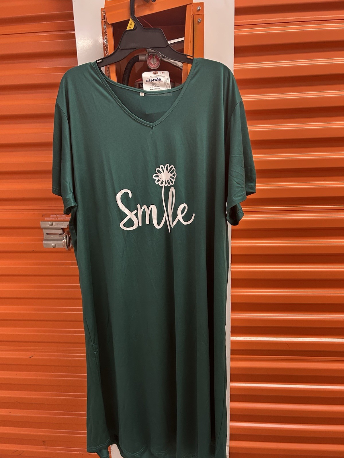 Cintas Green Women’s L Regular V-Neck Short Sleeve Smile Graphic T-Shirt