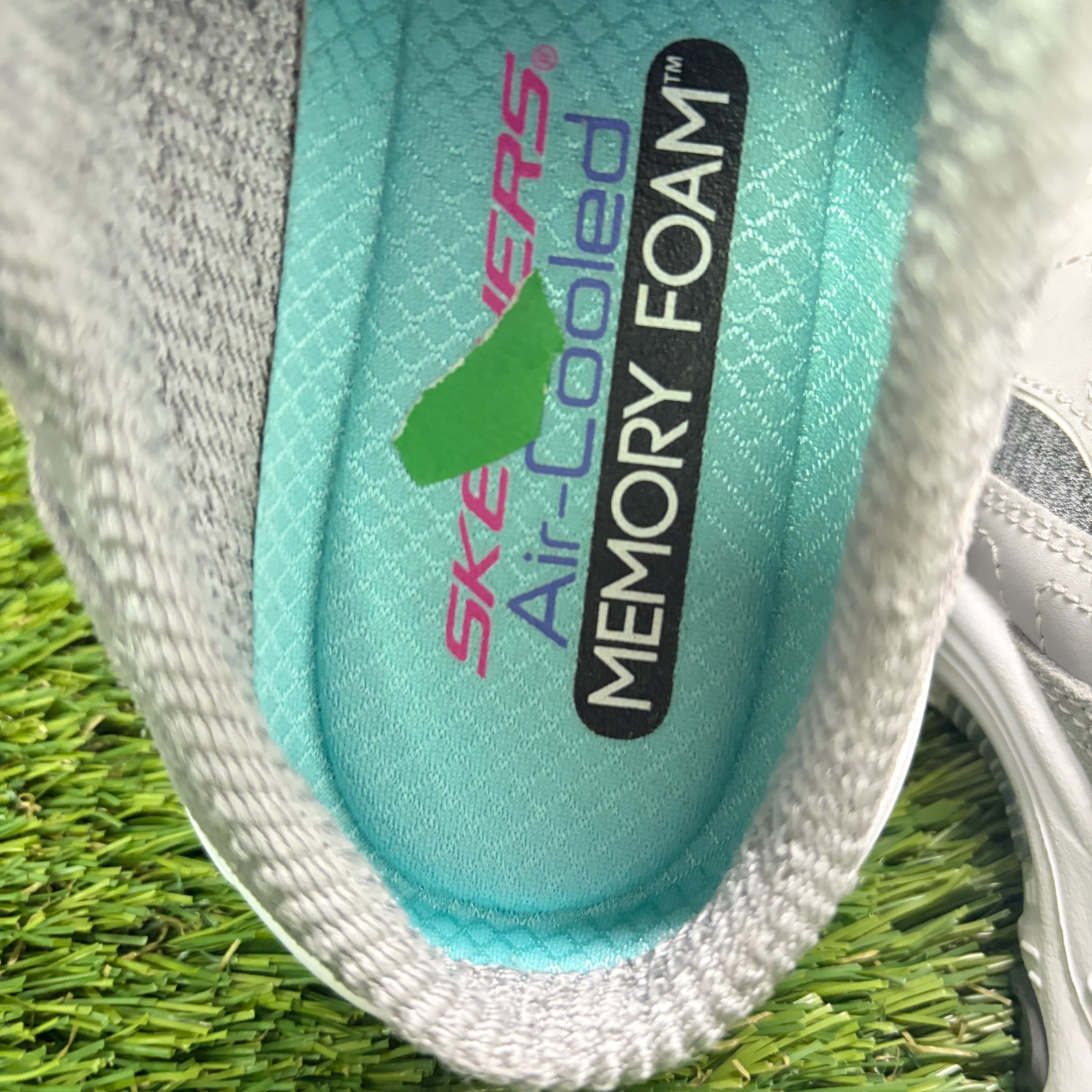 Skechers D’Lites Resilient Womens Size 7 Gray White Athletic Slip On Mule Shoes
