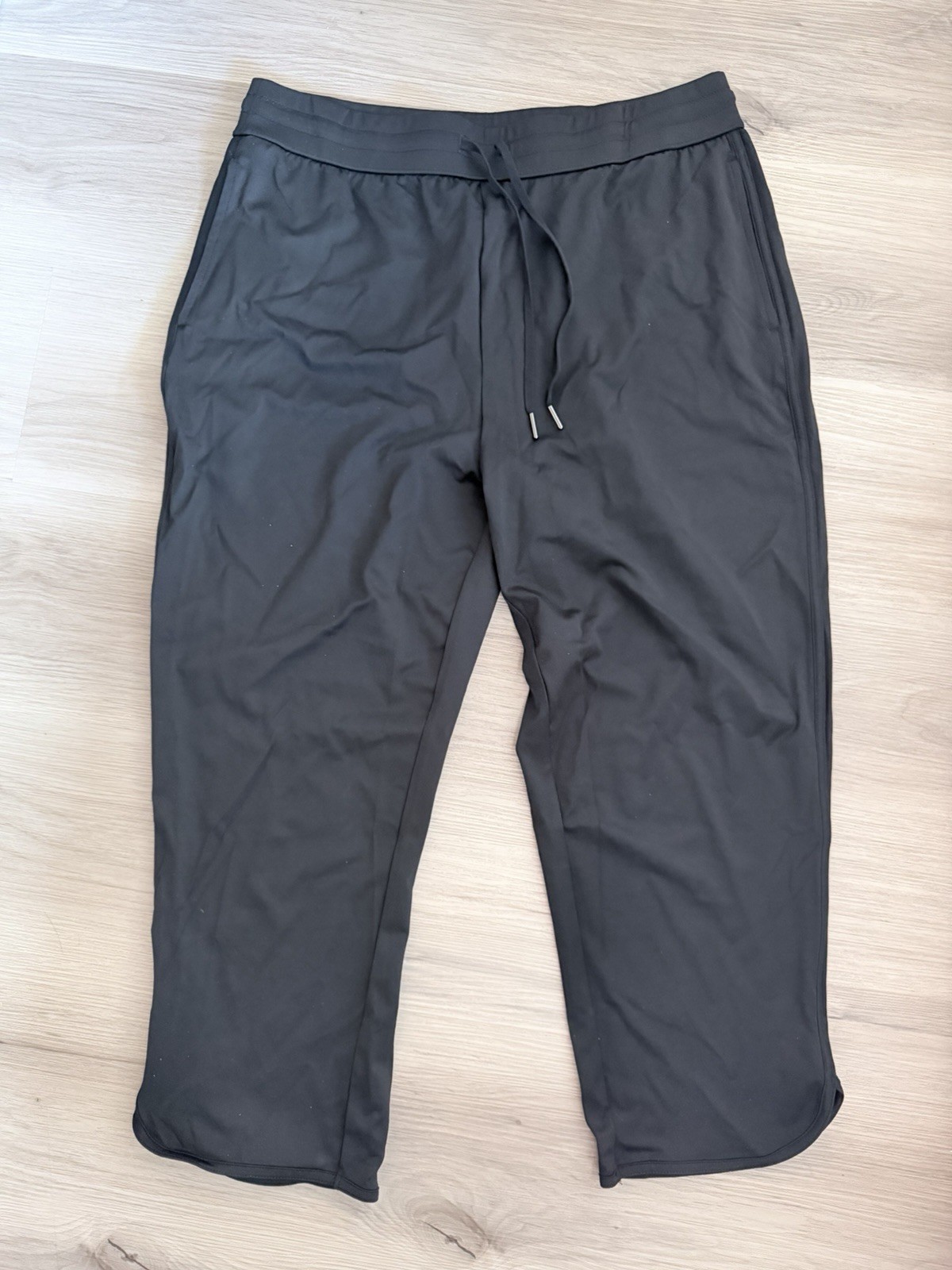 Brand New Halara Mid-Rise Black Joggers Women’s Size Large Petite Curved Hem NWT