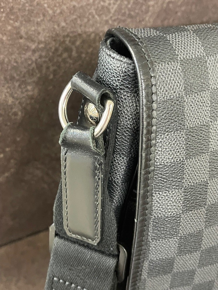 Louis Vuitton District Messenger Gm Please Read* Signs Of Heavy Wear 5.5/10