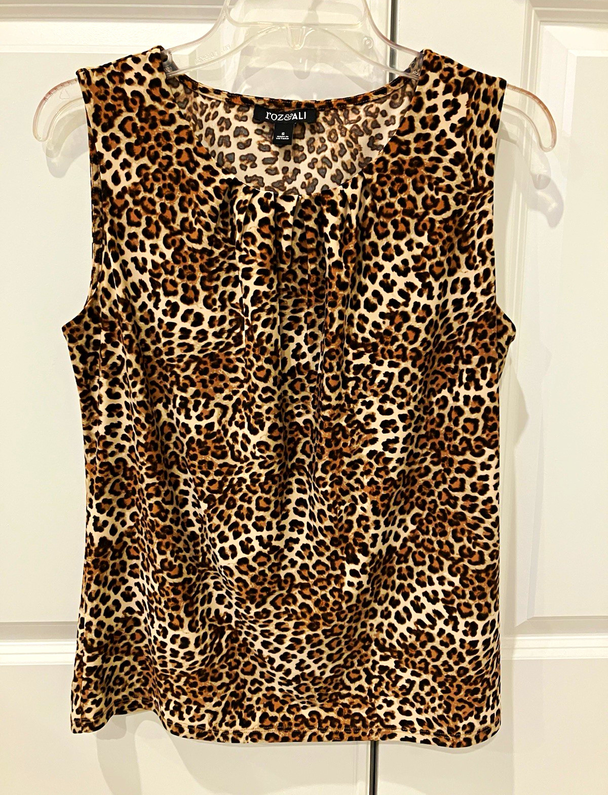 Roz & Ali Leopard Print Pleated Sleeveless Blouse — Size Small