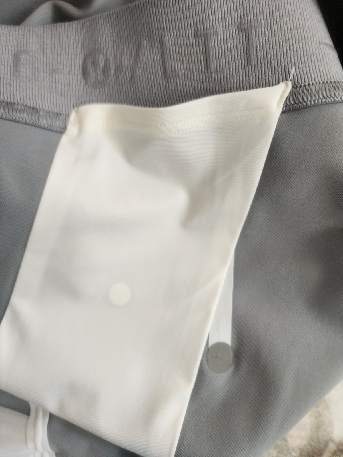 Lululemon License to Train Tight 21″ in Gray Size M