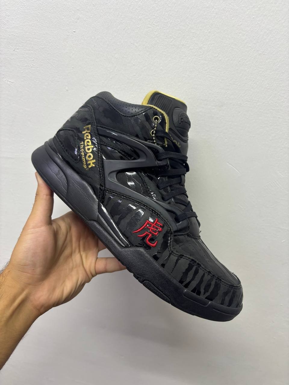 Reebok Pump Omni Lite Year of the Tiger Men US 10 Black Gold Basketball