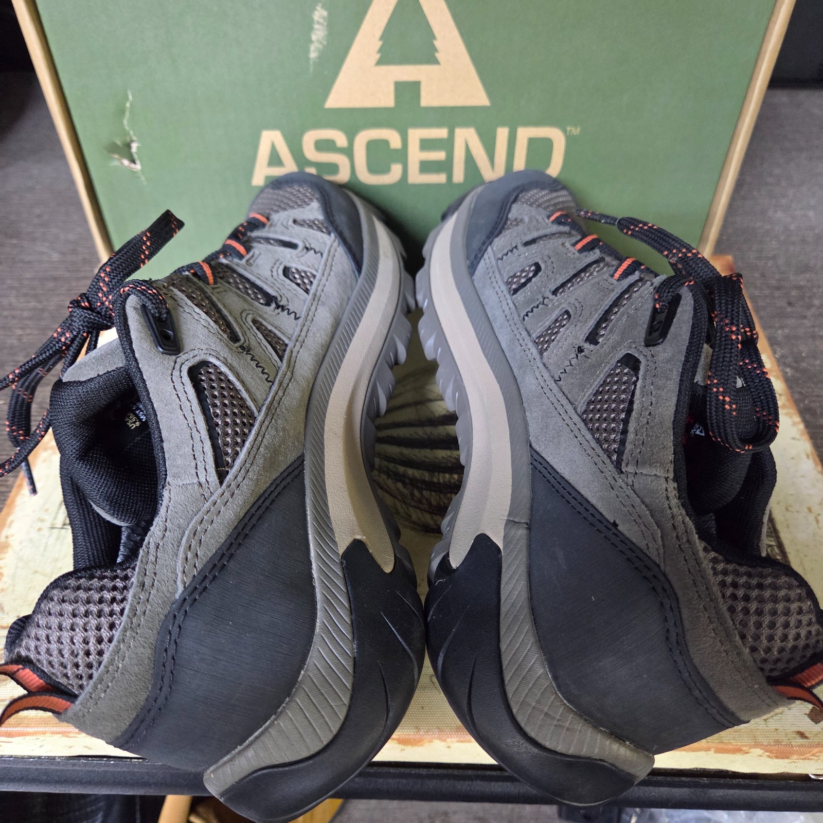 Size 9.5 Ascend Mojave Low Hiking Men’s Shoes Waterproof Vibram Charcoal-Olive